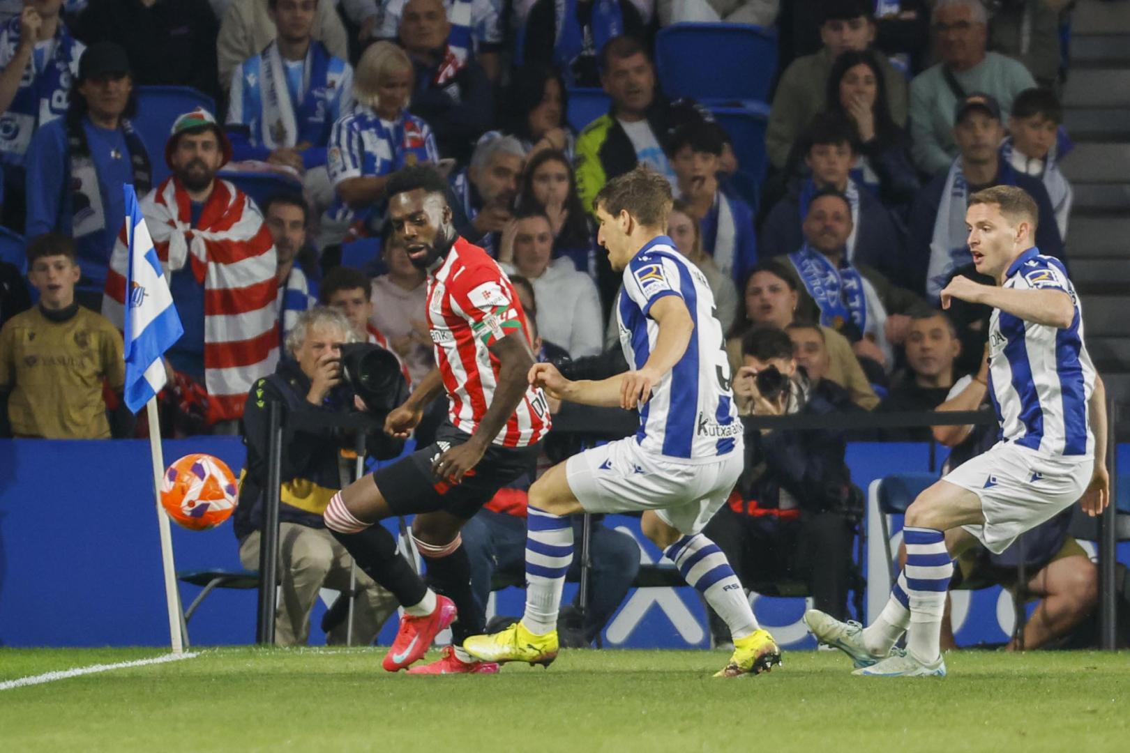 Aihen Muñoz pugna por un balón con Iñaki Williams