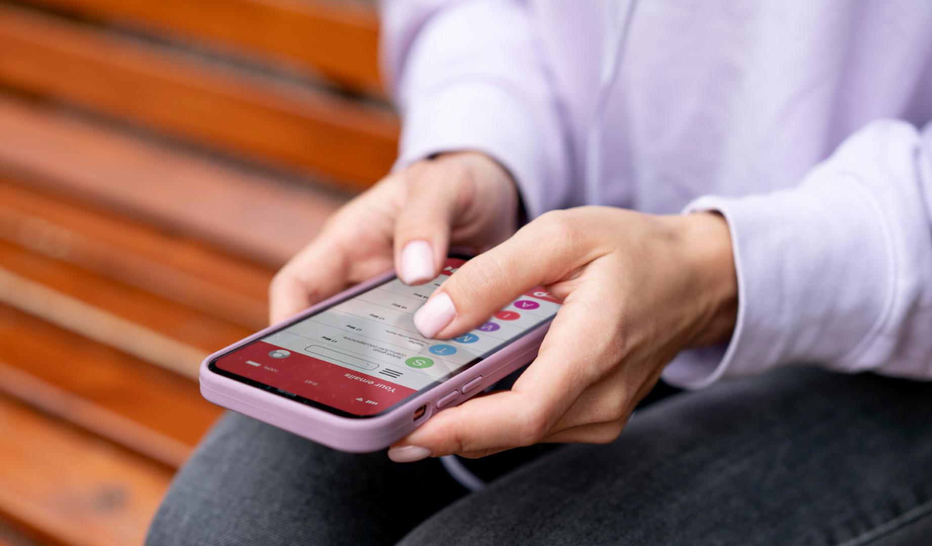 Una mujer, con su teléfono móvil