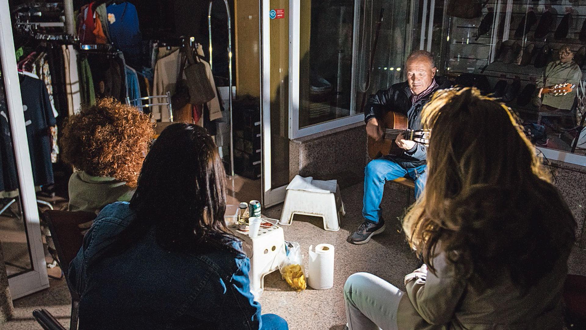 Un grupo de personas reunido en la puerta de una tienda durante el apagón en Albacete