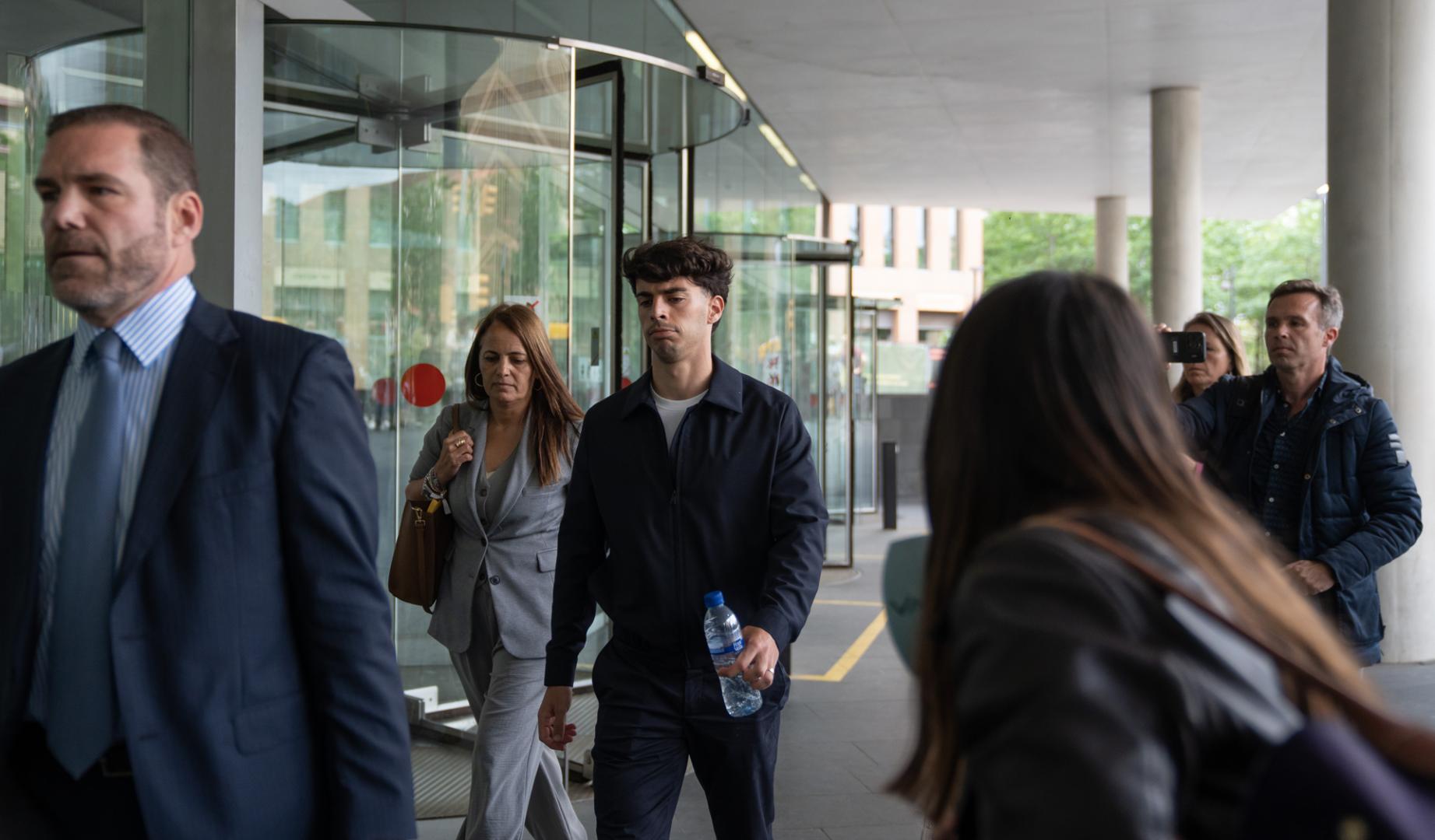 El futbolista del RCD Espanyol Álvaro Aguado (3i) a su salida de la Ciutat de la Justicia