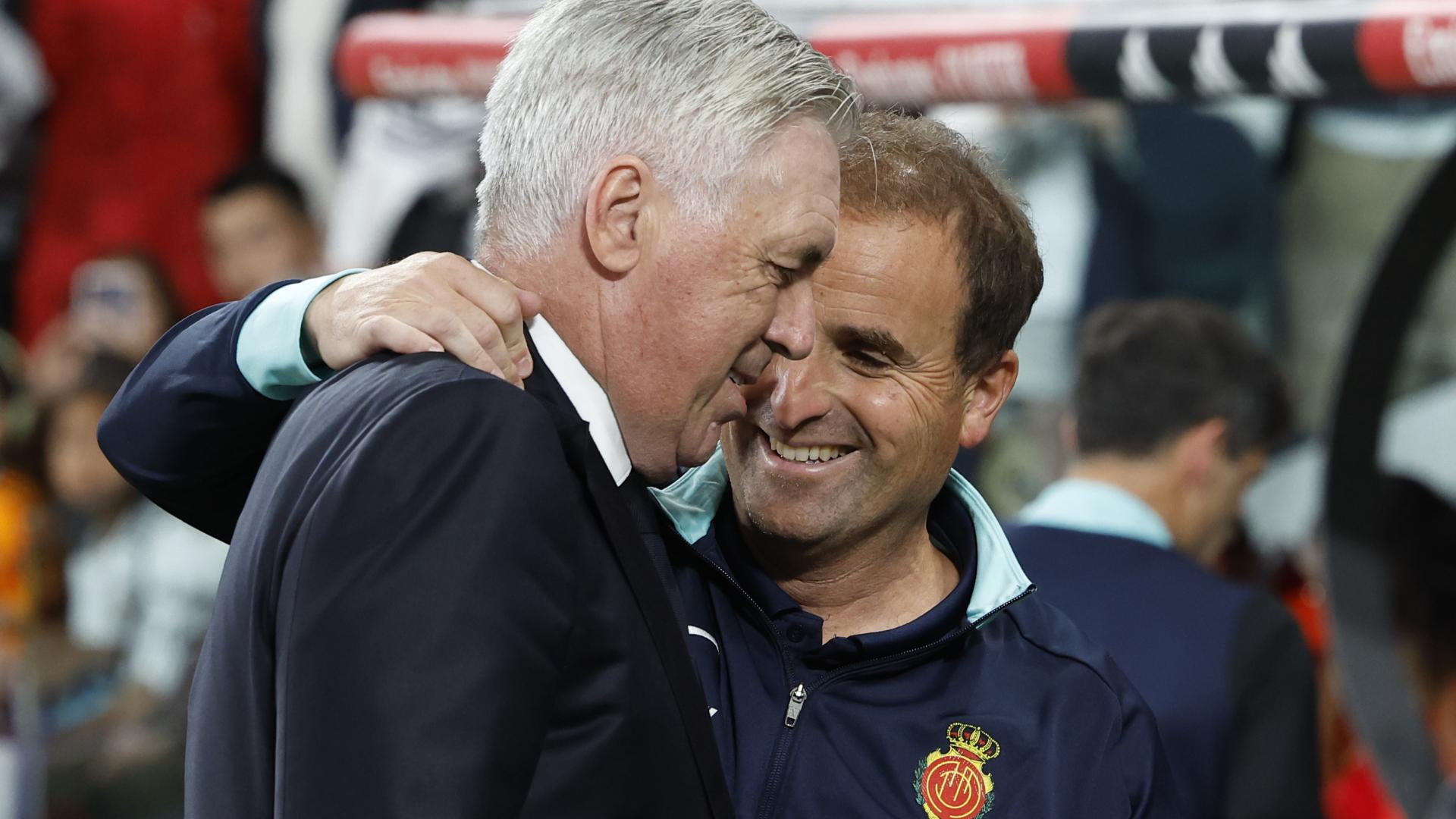 El entrenador del Real Madrid, Carlo Ancelotti (i), saluda al del Mallorca, Jagoba Arrasate, antes del partido de este miércoles en el estadio Santiago Bernabéu