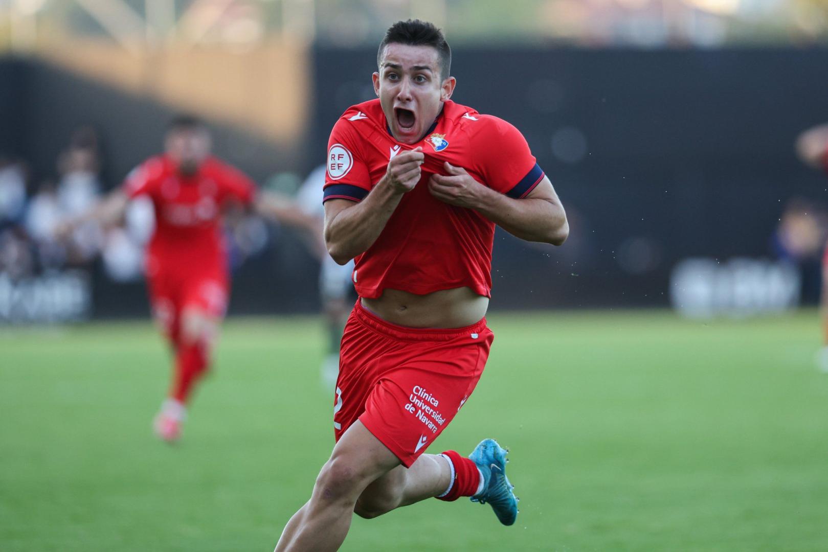 Martín Pedroarena celebra el empate a uno para Osasuna Promesas