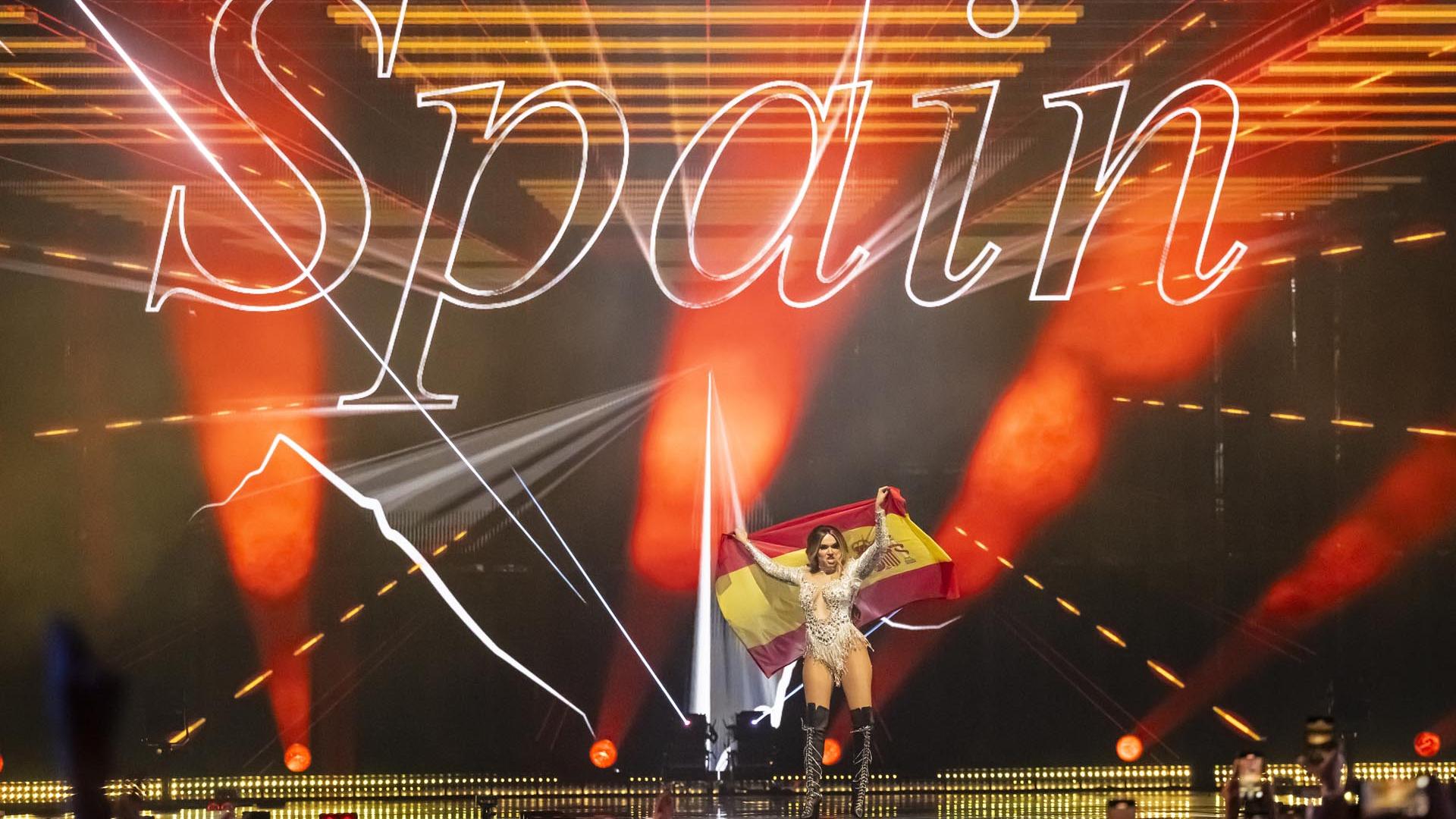 Melody, con la bandera española, en el inicio de la gran final de Eurovisión 2025