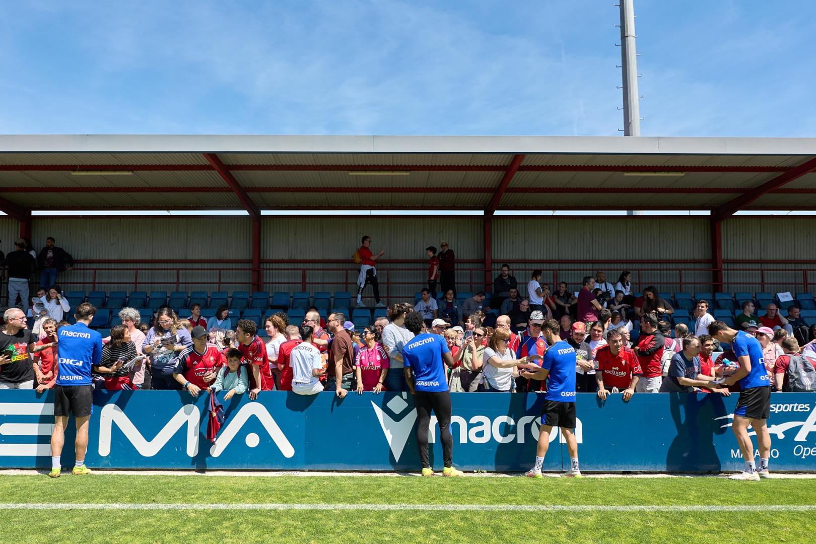 Unos 700 seguidores pertenecientes a las 55 asociaciones de la Grada Social del C.A. Osasuna apoyaron este miércoles, 21 de mayo, al primer equipo durante el entrenamiento en Tajonar /
