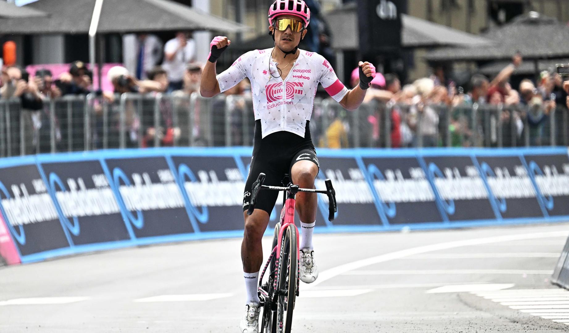 Carapaz celebra el triunfo tras cruzar en primer lugar la meta de Castelnovo ne' Monti, con 10 segundos de ventaja sobre Del Toro /