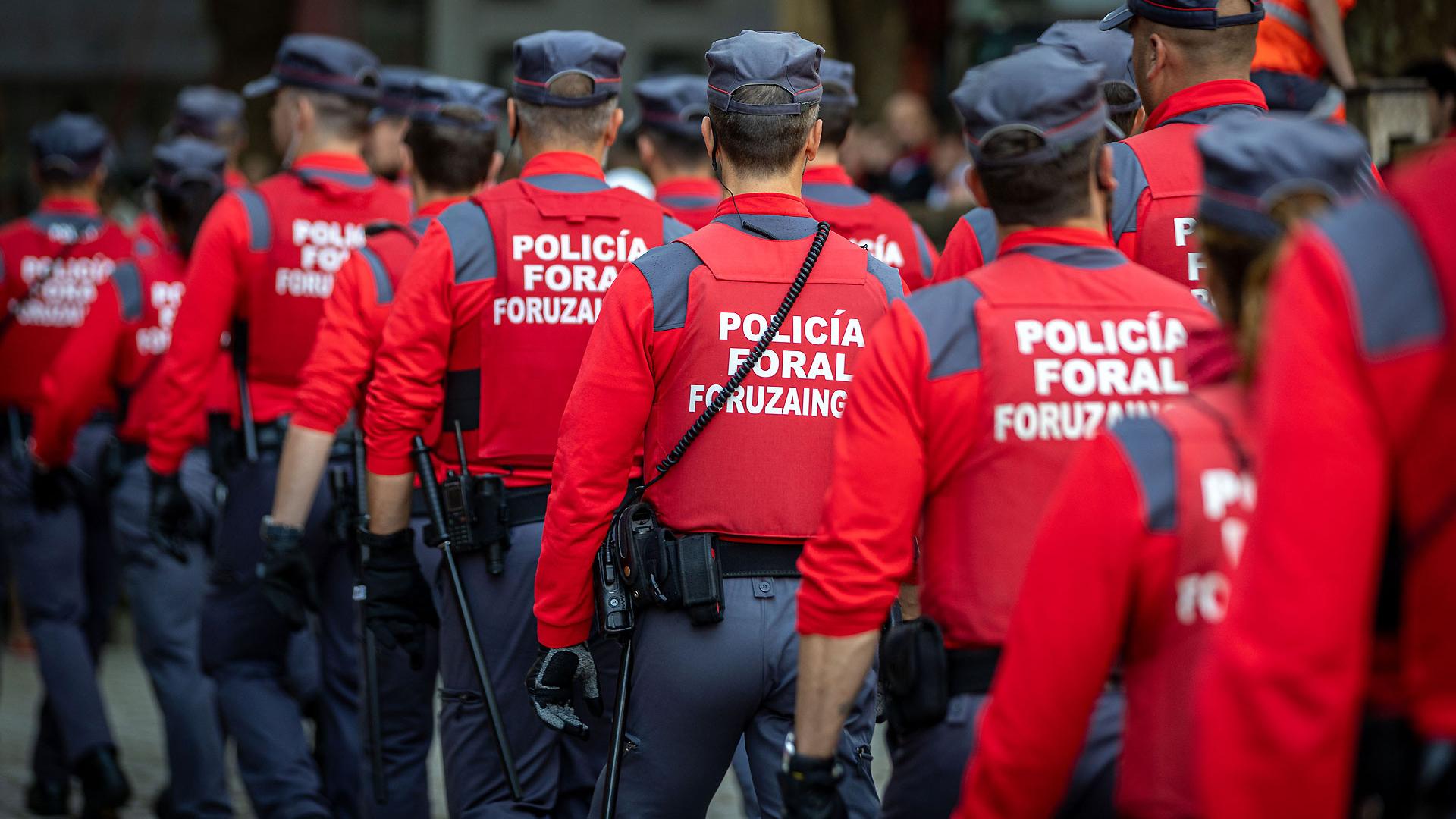 Agentes de la Policía Foral, minutos antes de un encierro de los Sanfermines de 2023