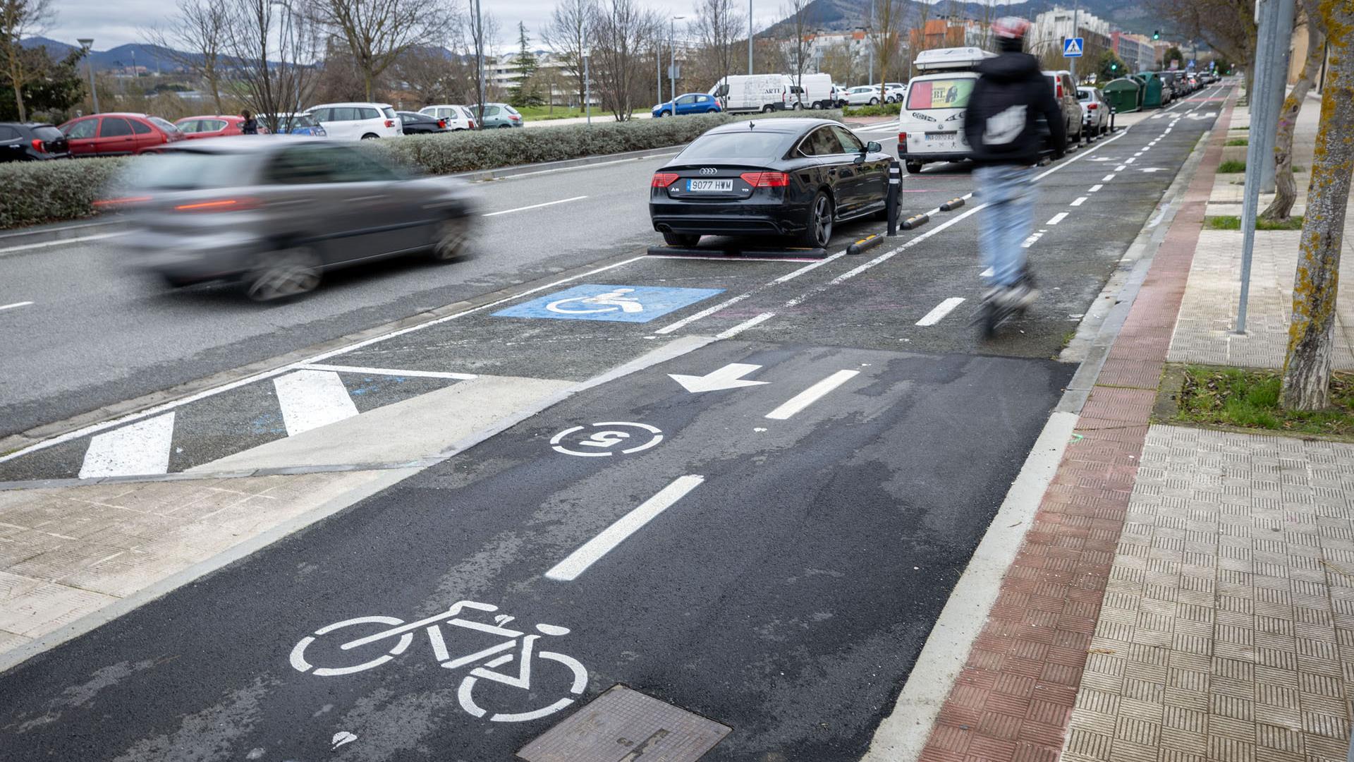 Una persona se desplaza con un patinete eléctrico por el carril bici de Sarriguren