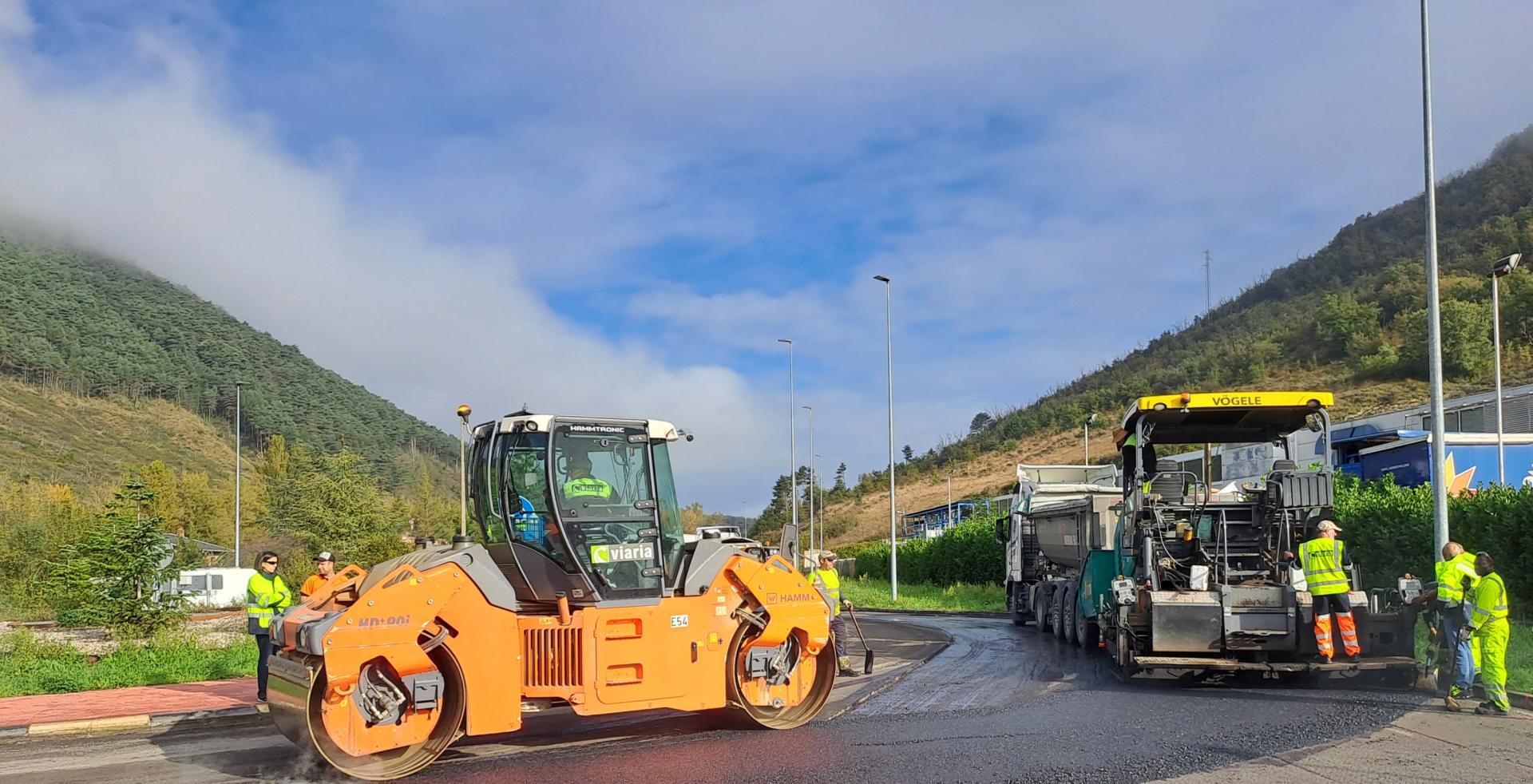 Detalle de obras de asfaltado en un punto de la N-121-A.