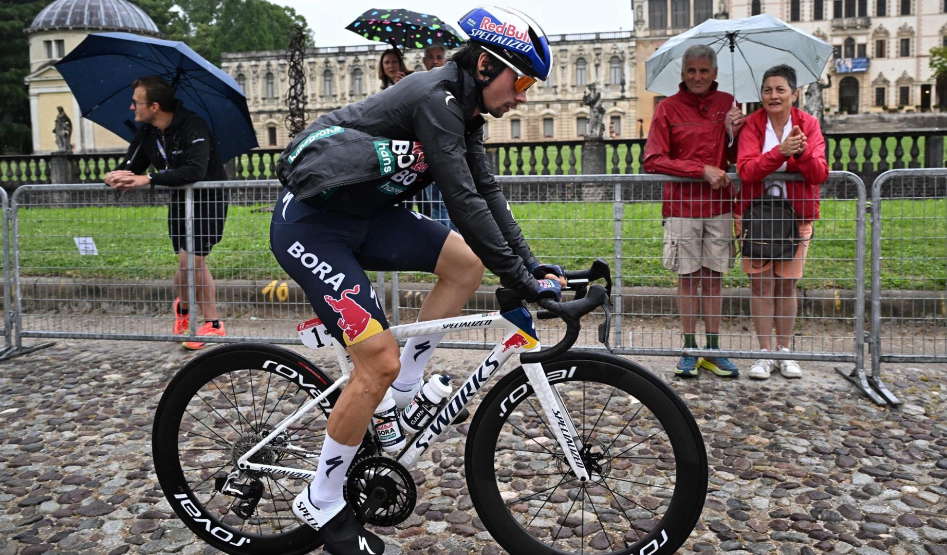 El esloveno Primoz Roglic, a la llegada del comienzo de la etapa