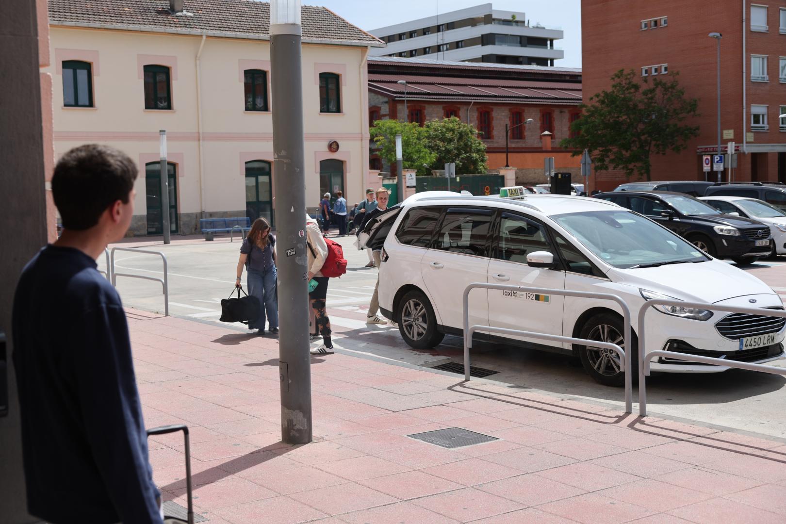 Usuarios del servicio de taxi en la estación de tren de Pamplona.