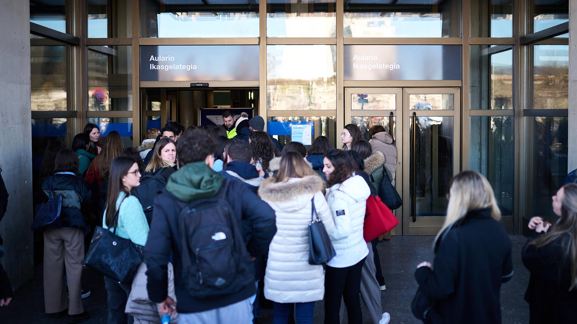 Varios aspirantes entrando al examen MIR en la UPNA el pasado mes de enero /