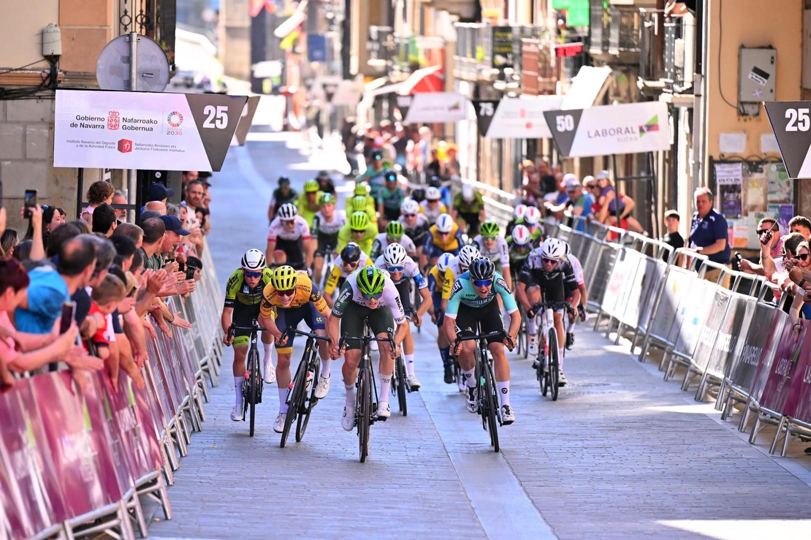 Imágenes de la primera etapa de la Vuelta ciclista a Navarra 2025 con final en Sangüesa /