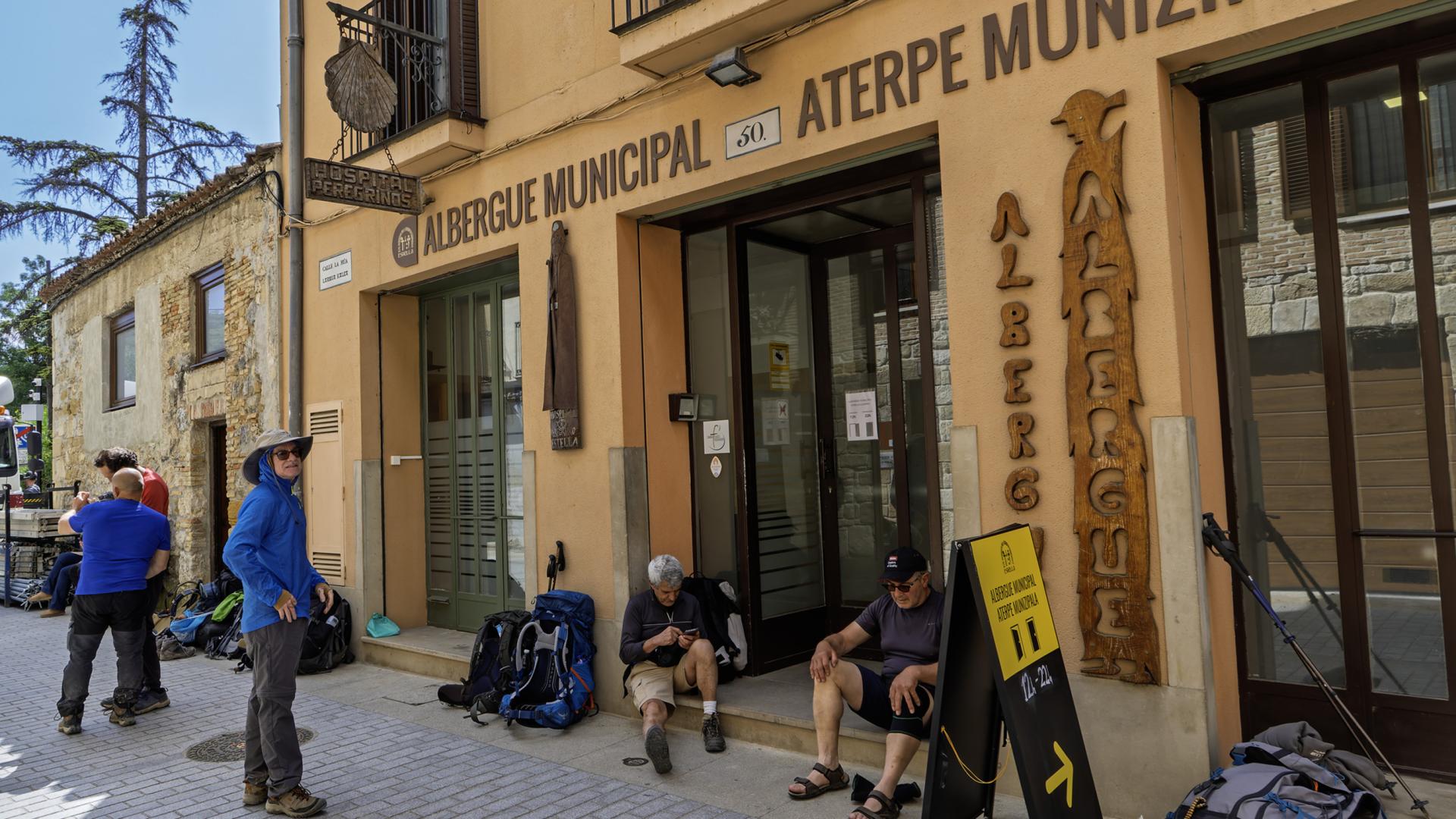 *A:MONTXO A.G.
*F: 2025-05-07
*L: ESTELLA-LIZARRA
*T: CAMINO DE SANTIAGO ALBERGUE MUNICIPAL PEREGRINOS ESPERANDO ENTRAR
*P:
