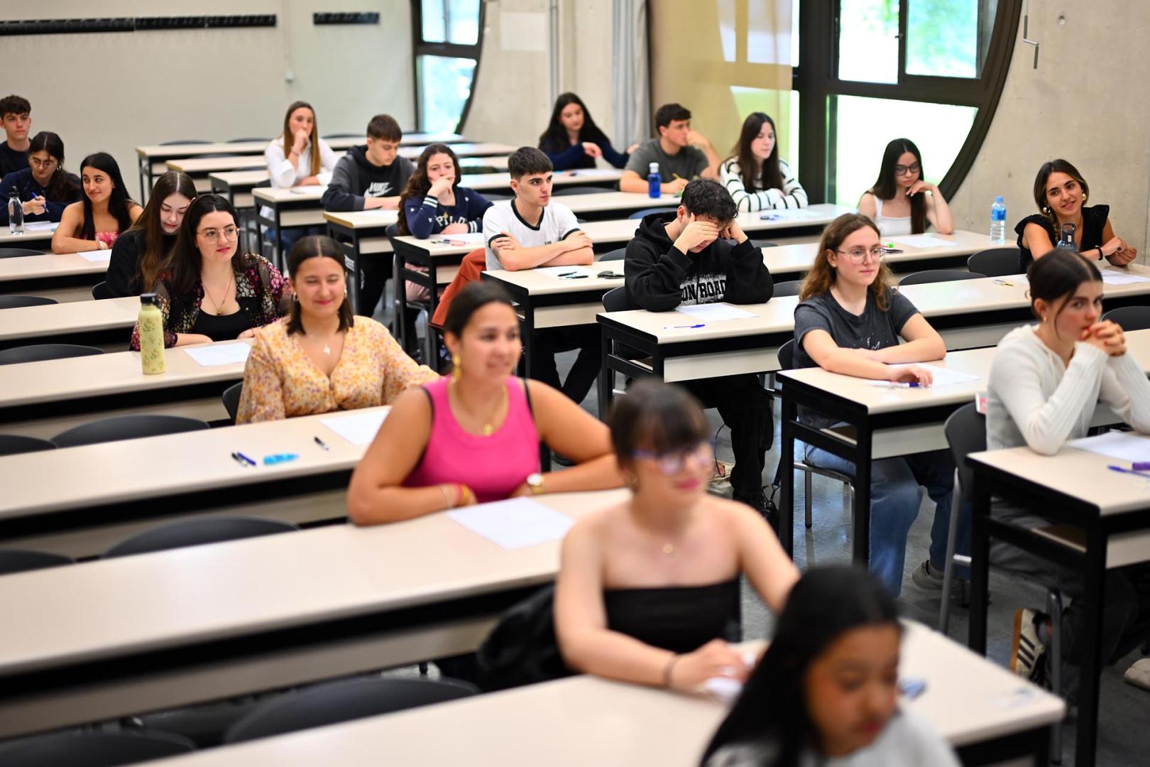Fotos del inicio de la Prueba de Acceso a la Universidad (PAU) en los campus de Pamplona y Tudela de la UPNA.