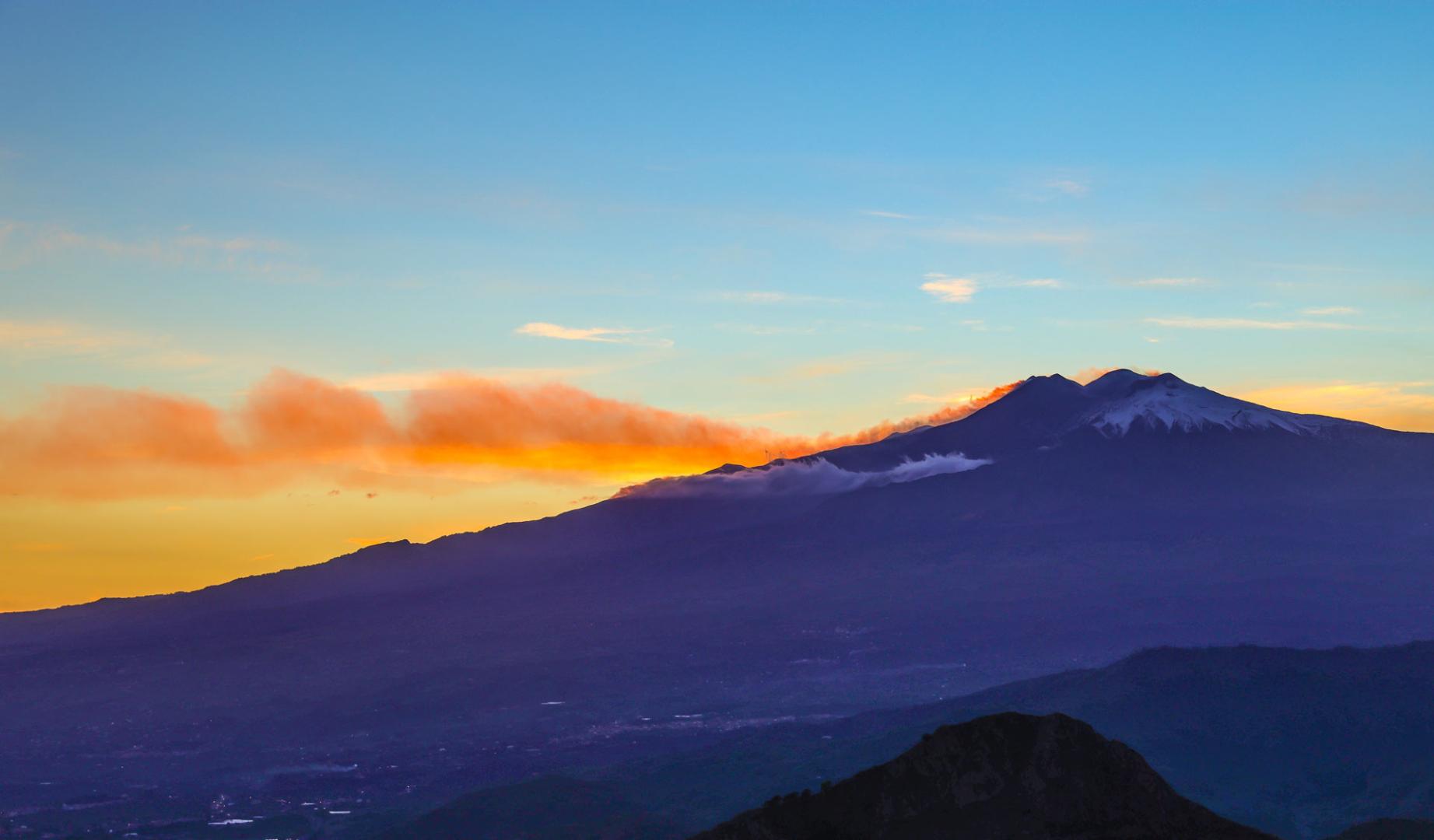El Etna está considerado uno de los volcanes más activos de Europa y entra en erupción varias veces al año