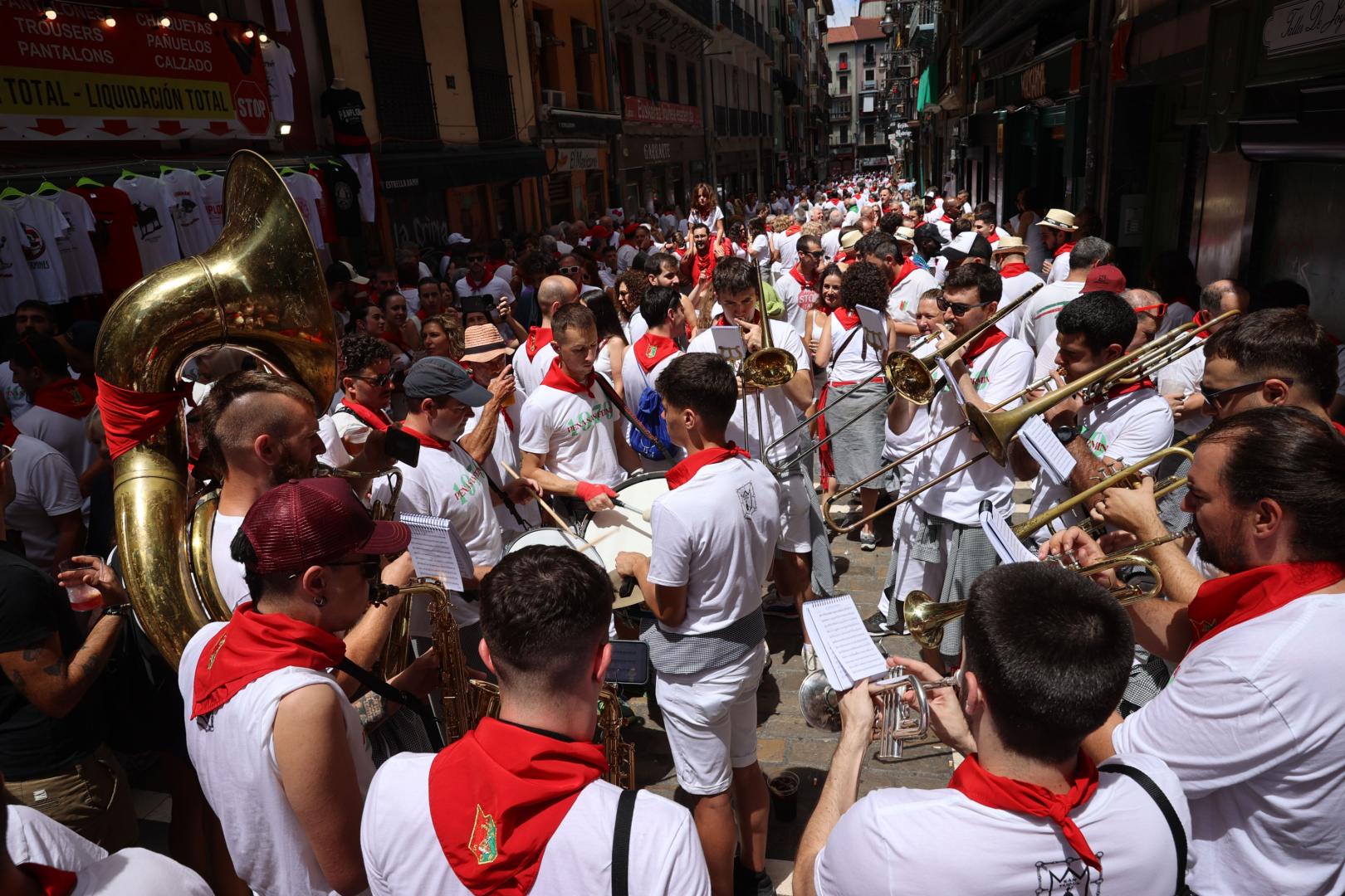 Una peña anima con su música la calle Estafeta en San Fermín
