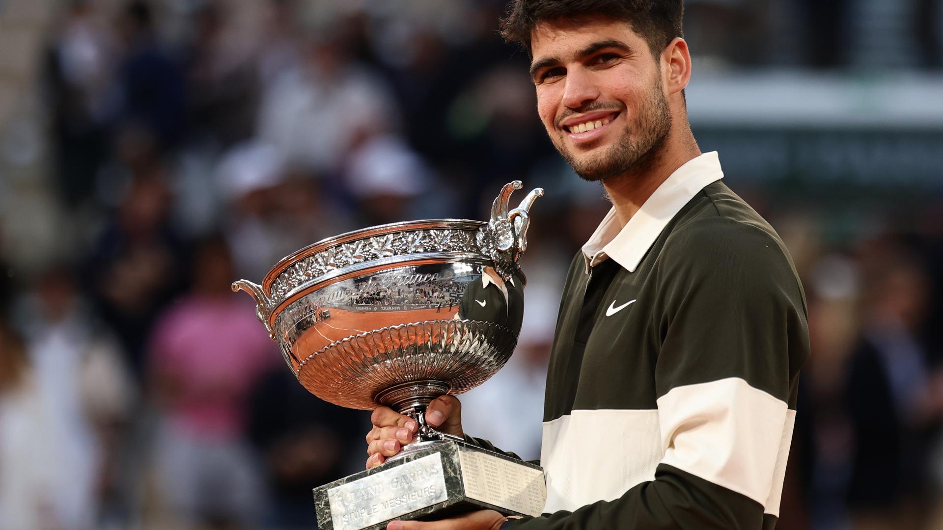 Alcaraz, con su Copa de los Mosqueteros tras ganar Roland Garros 2025