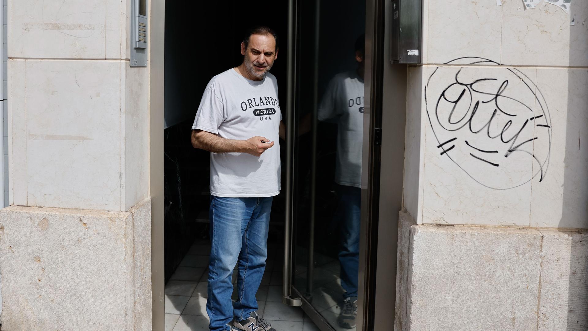 El exministro José Luis Ábalos realiza declaraciones a los medios de comunicación este martes, tras el registro por agentes de la Unidad Central Operativa (UCO) de la Guardia Civil de su vivienda en València