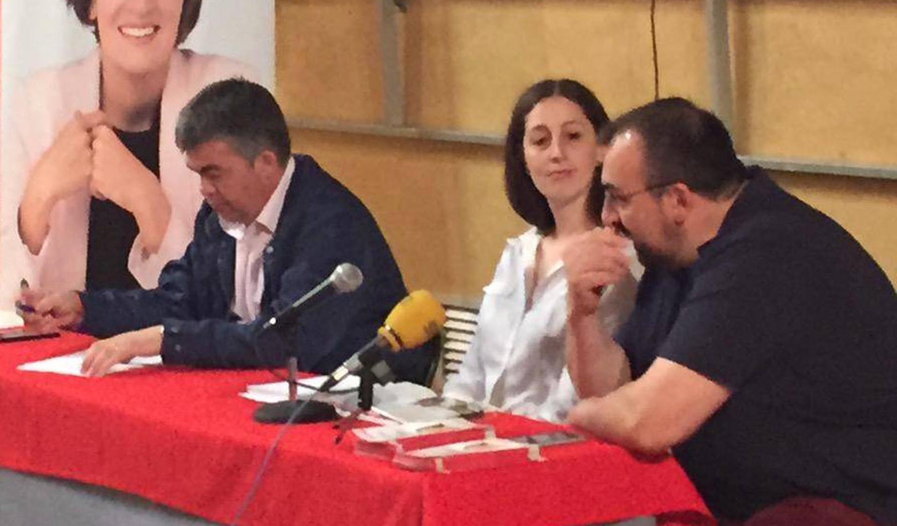 Koldo García, en la presentación de la candidatura de su mujer, Patricia Uriz en Huarte, acompañados de Santos Cerdán