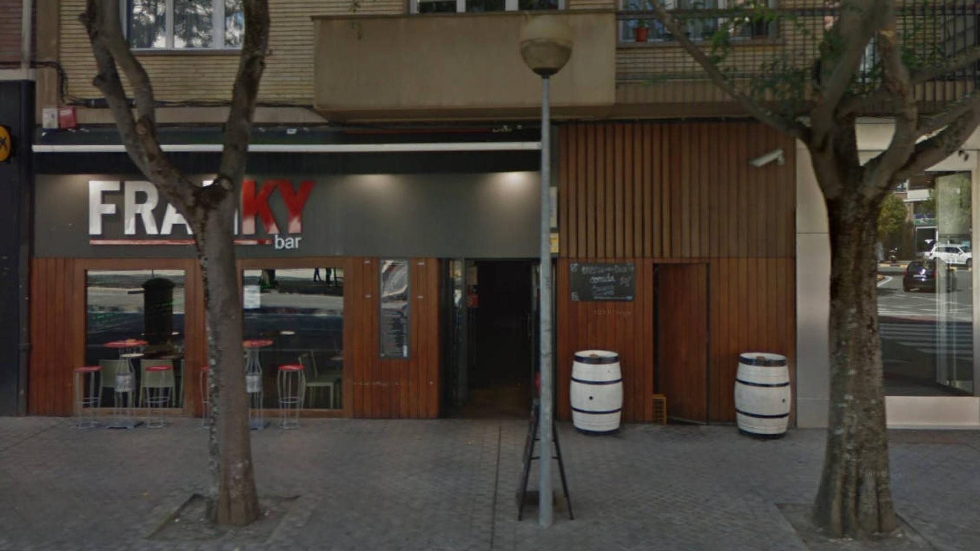 La fotografía es de hace siete años y muestra el aspecto exterior que tenía el Franky Bar, en el número 17 de la calle San Roque de Pamplona, frente al Palacio de Justicia. El establecimiento fue anteriormente el Dodo y, después del Franky Bar, el local está ocupado por el actual Rockaberri San Juan
