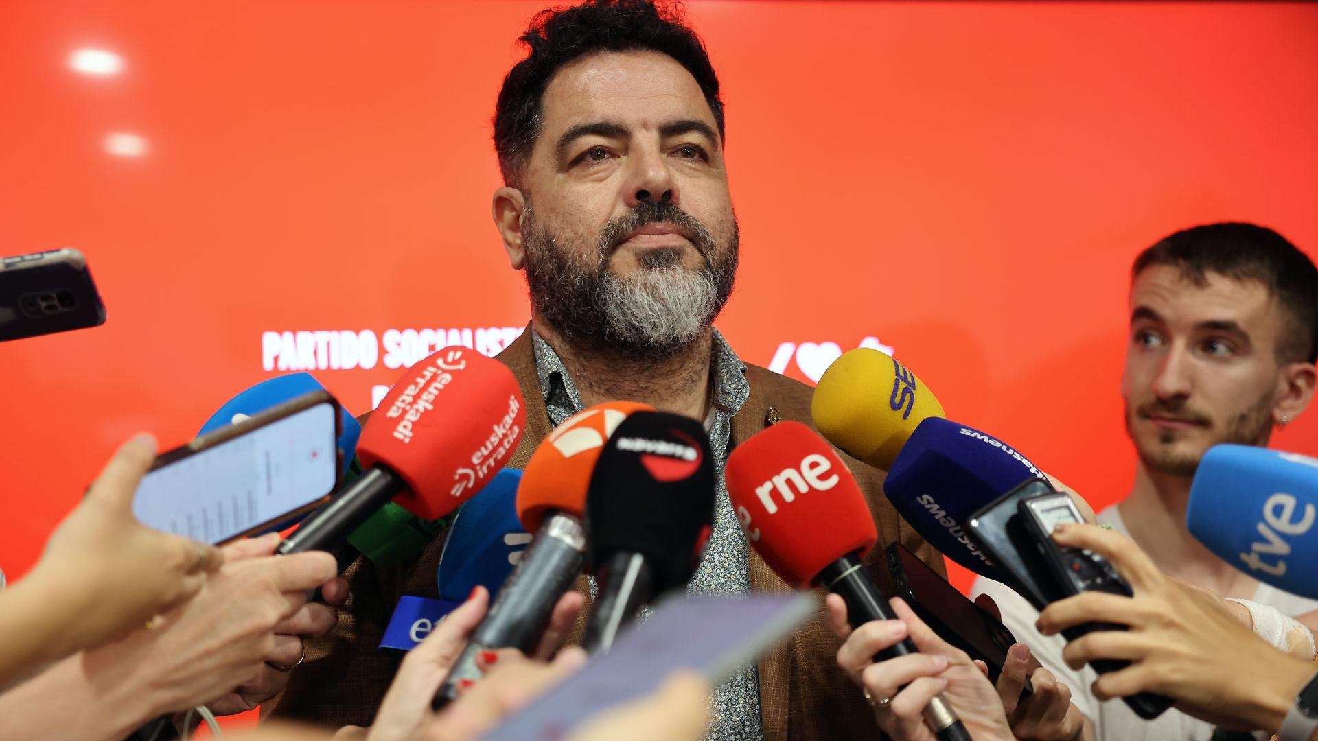 Ramón Alzórriz atiende a los medios este viernes