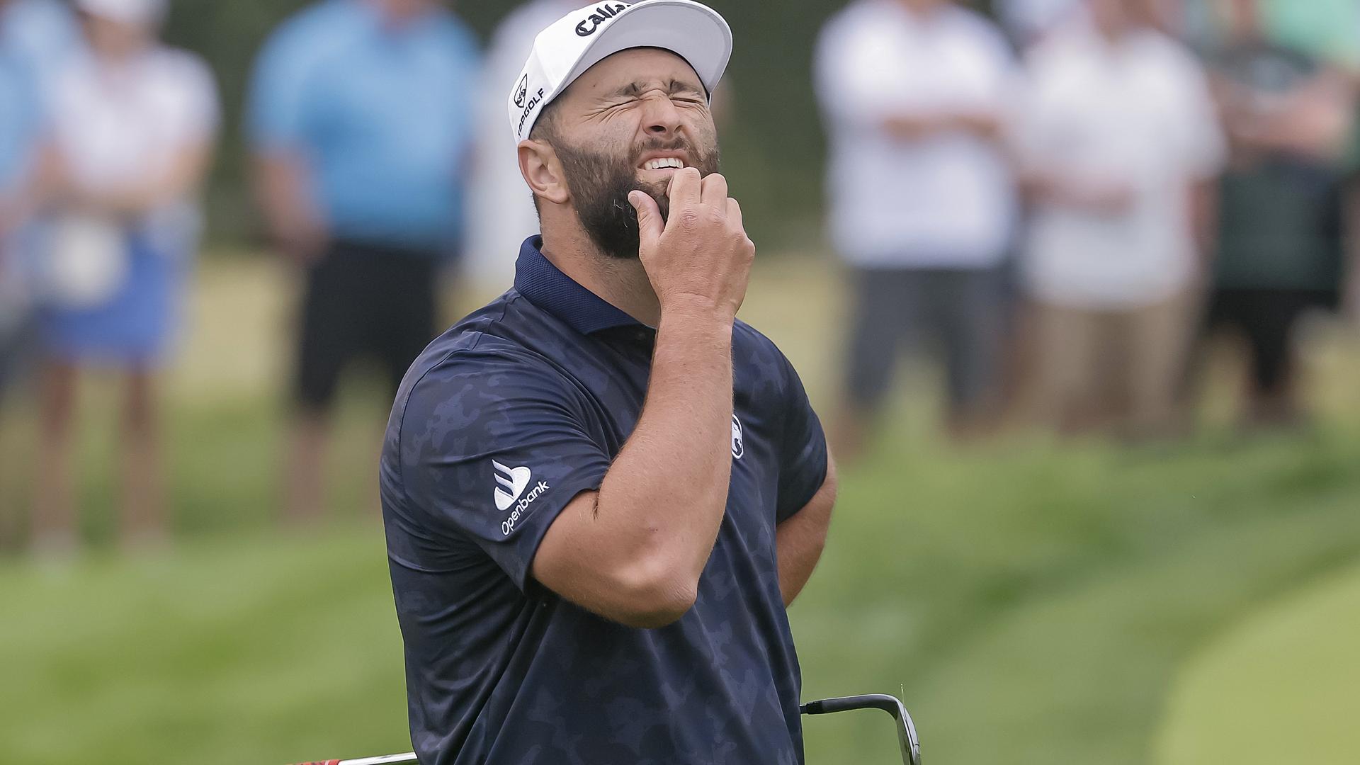 Jon Rahm, pensativo tras un golpe en la segunda jornada del Abierto de EE UU /