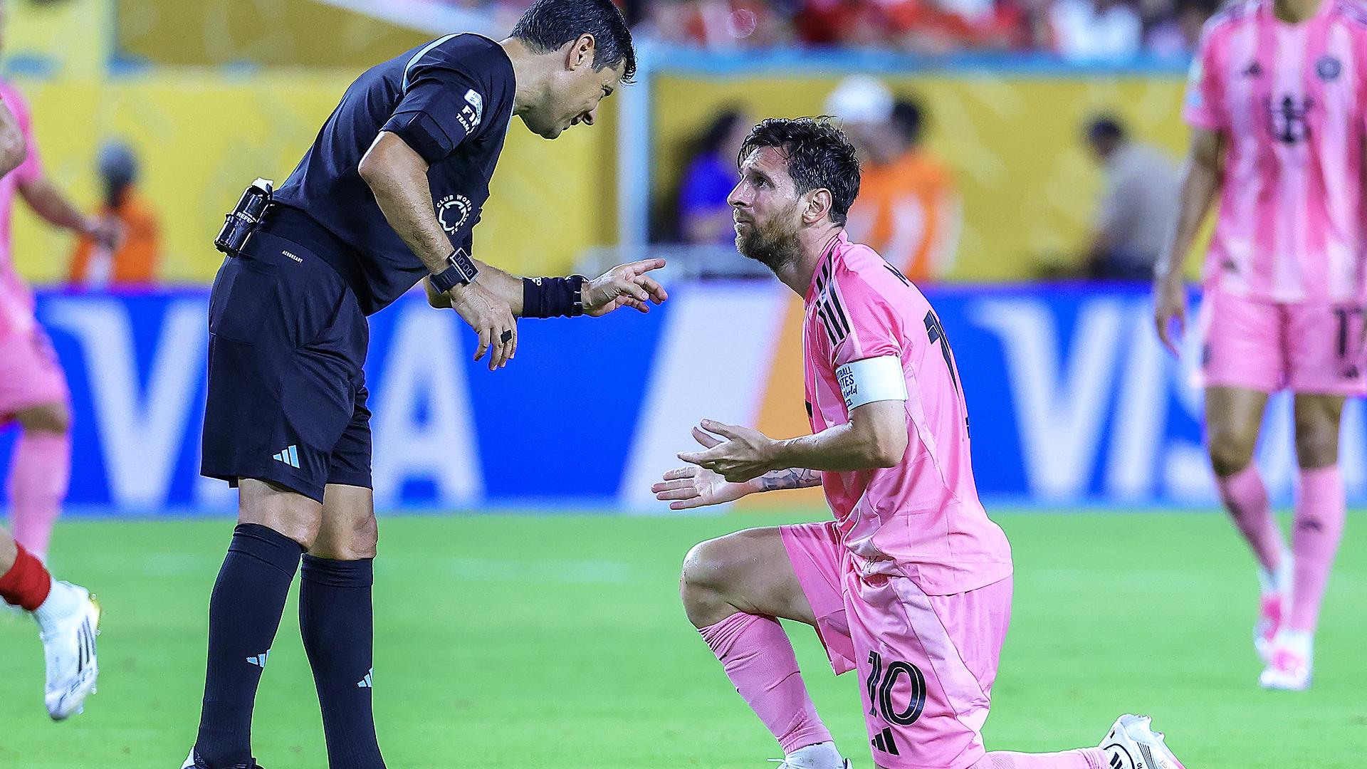 El colegiado australiano Alireza Faghani conversa con Leo Messi durante el Al Ahly-Inter Miami que inauguró el Mundial de Clubes FIFA /