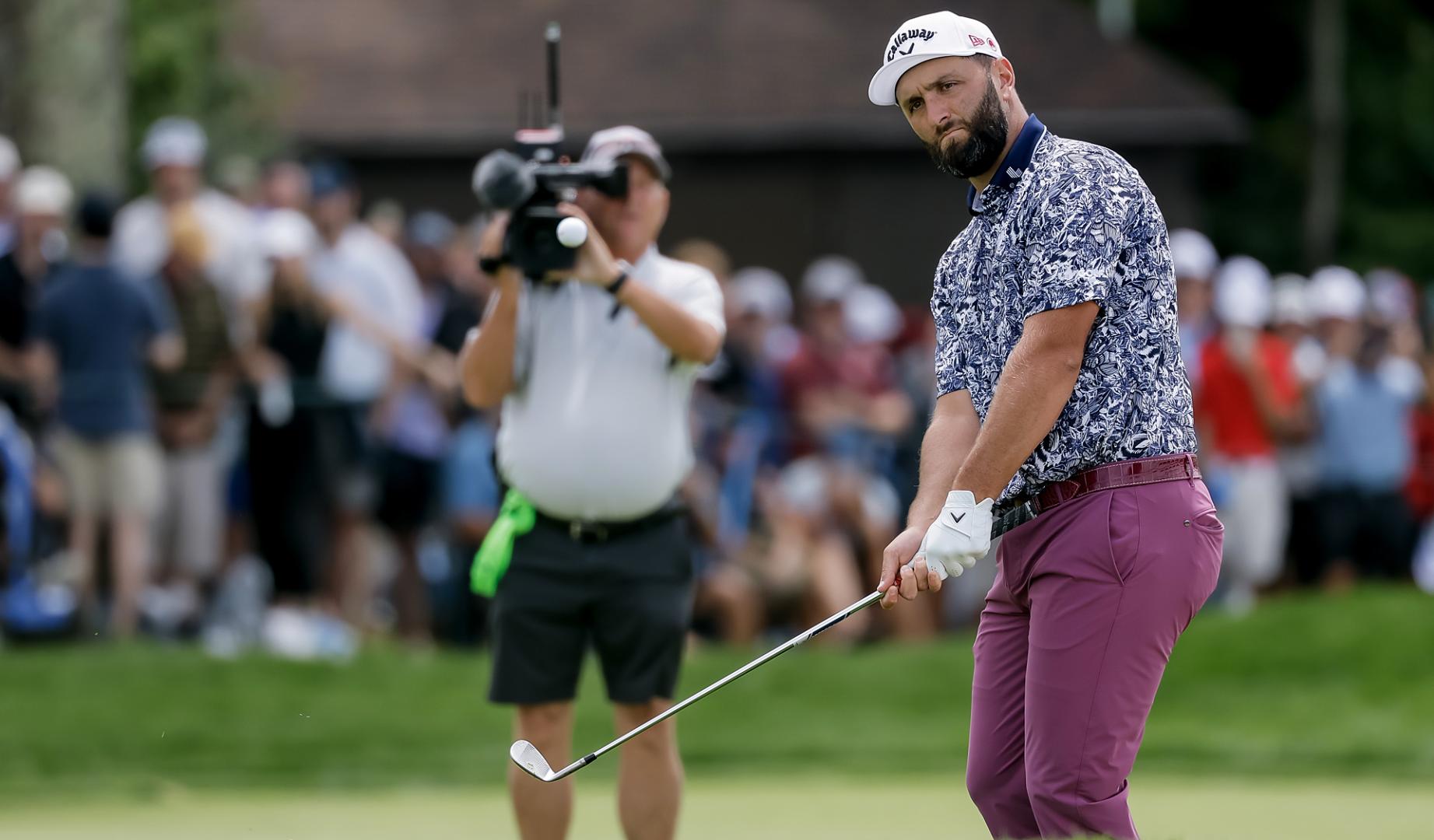 Jon Rahm observa un golpe durante la tercera jornada del Abierto de EE UU /