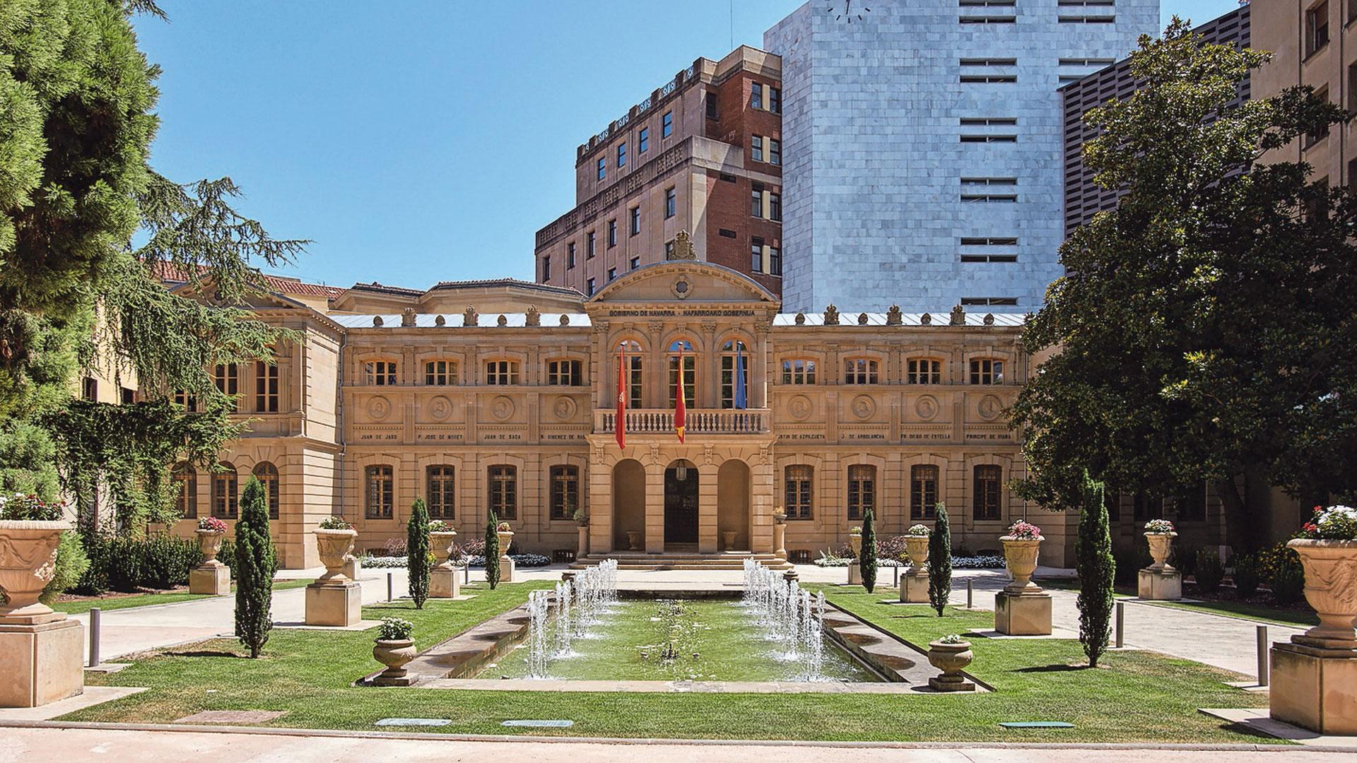 El antiguo Archivo General, tras su reforma para dependencias del Gobierno de Navarra, y los jardines del Palacio de Navarra