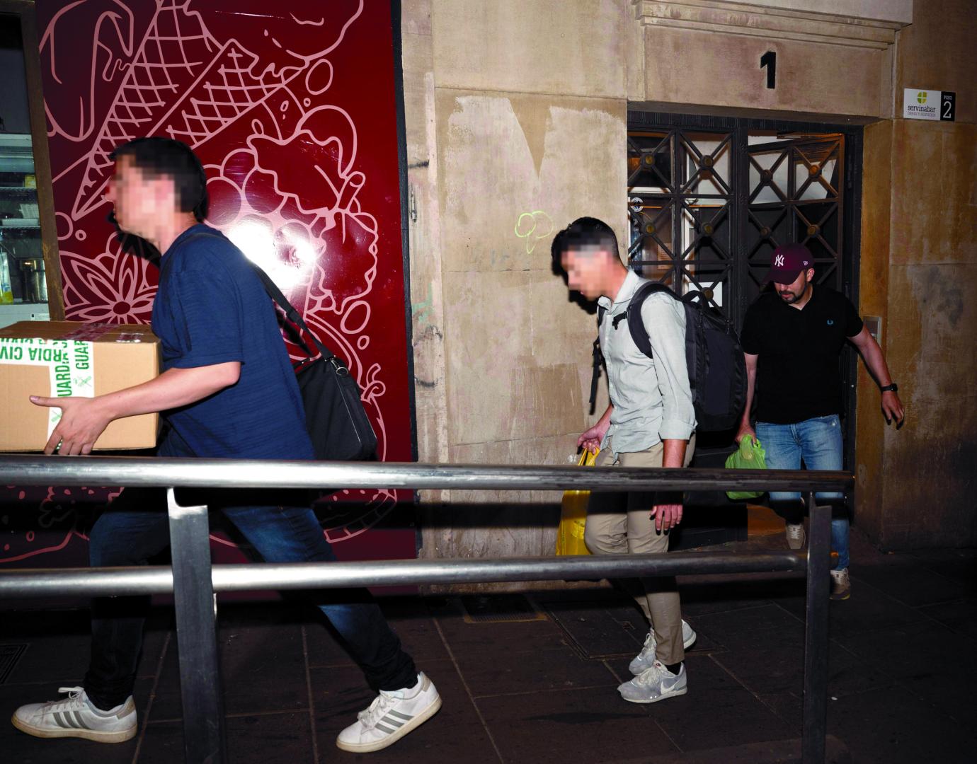 Agentes de la UCO saliendo de la sede de Servinabar en Pamplona el pasado 10 de junio