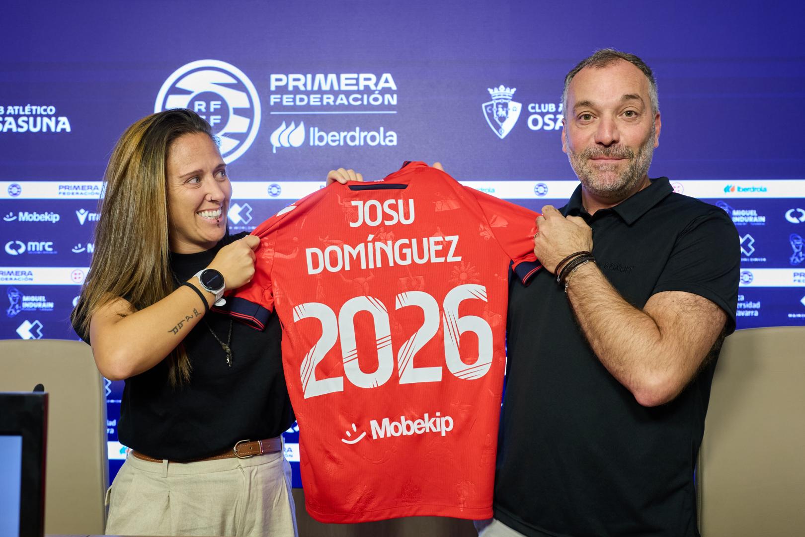 Mai Garde y Josu Domínguez, en la rueda de prensa de confirmación del técnico para ocupar el banquillo la próxima temporada