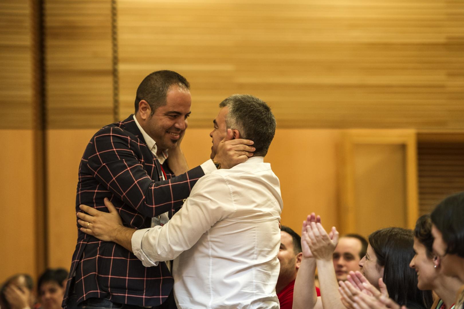 Santos Cerdán felicita a Ramón Alzórriz, nombrado secretario de Organización por María Chivite en el congreso del PSN de julio de 2017