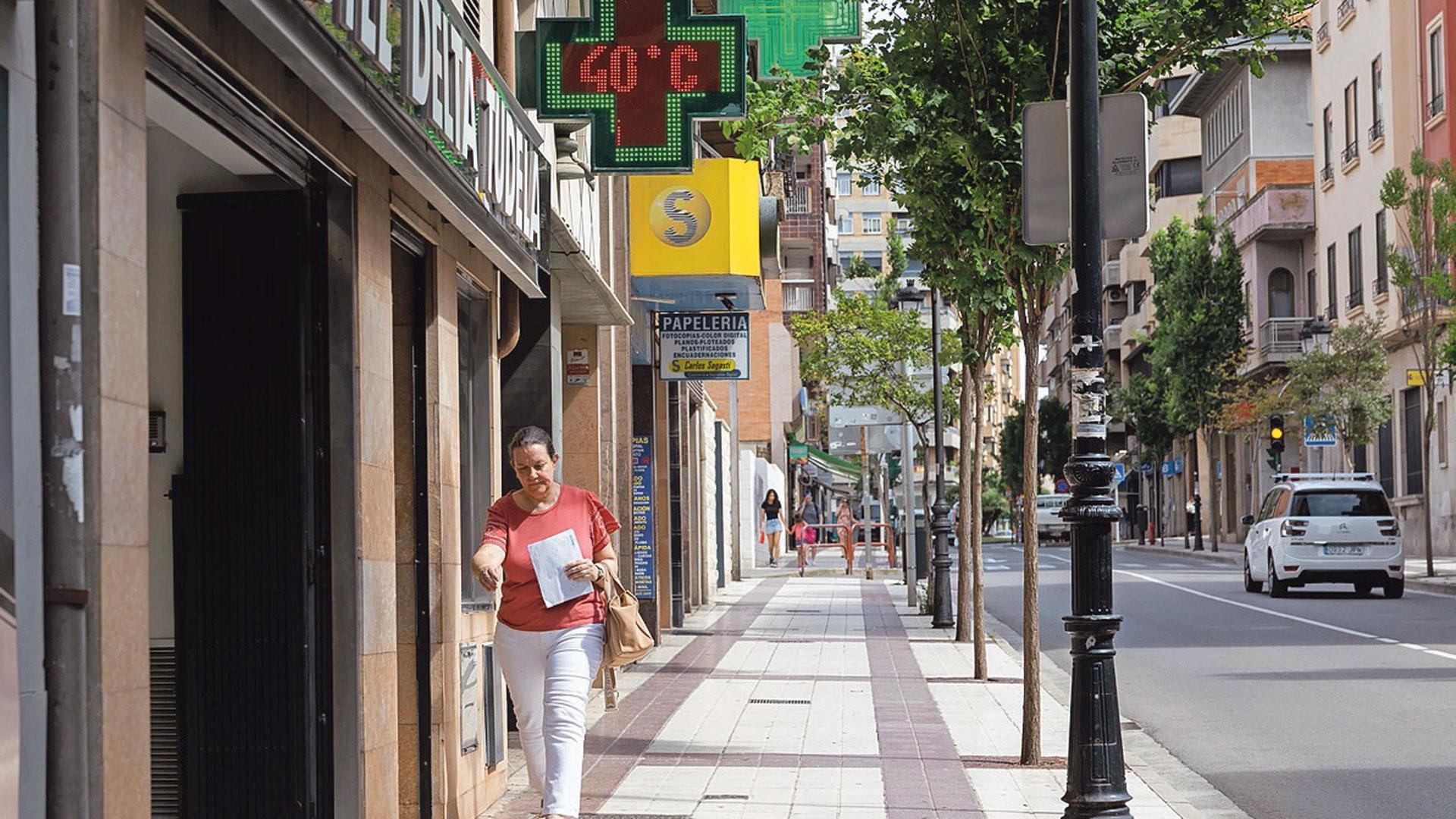 Un termómetro de la avenida Zaragoza de Tudela marcando 40 grados este mes de junio