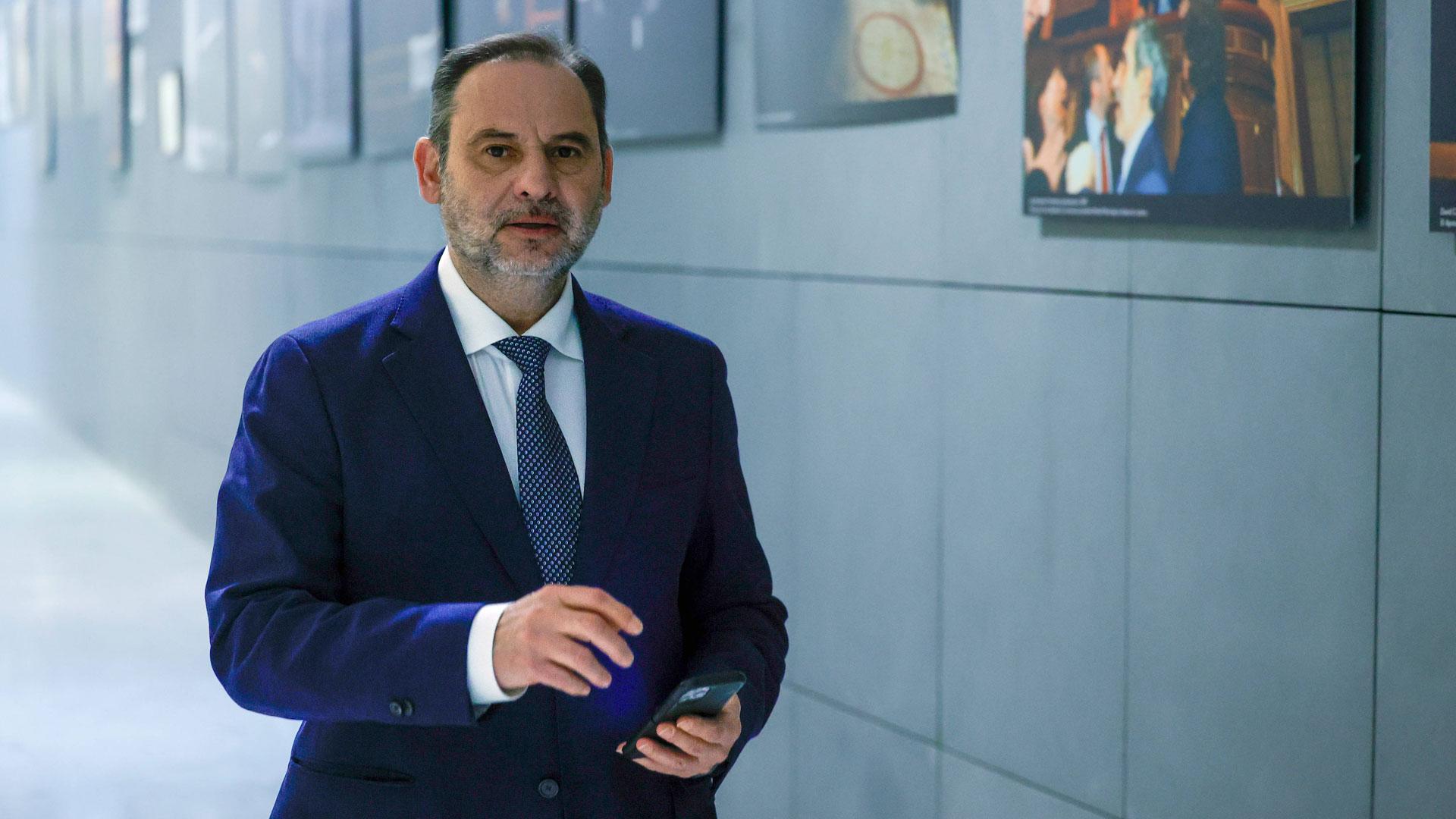 El exministro José Luis Ábalos, en los pasillos del Congreso de Diputados durante la celebración del pleno este miércoles
