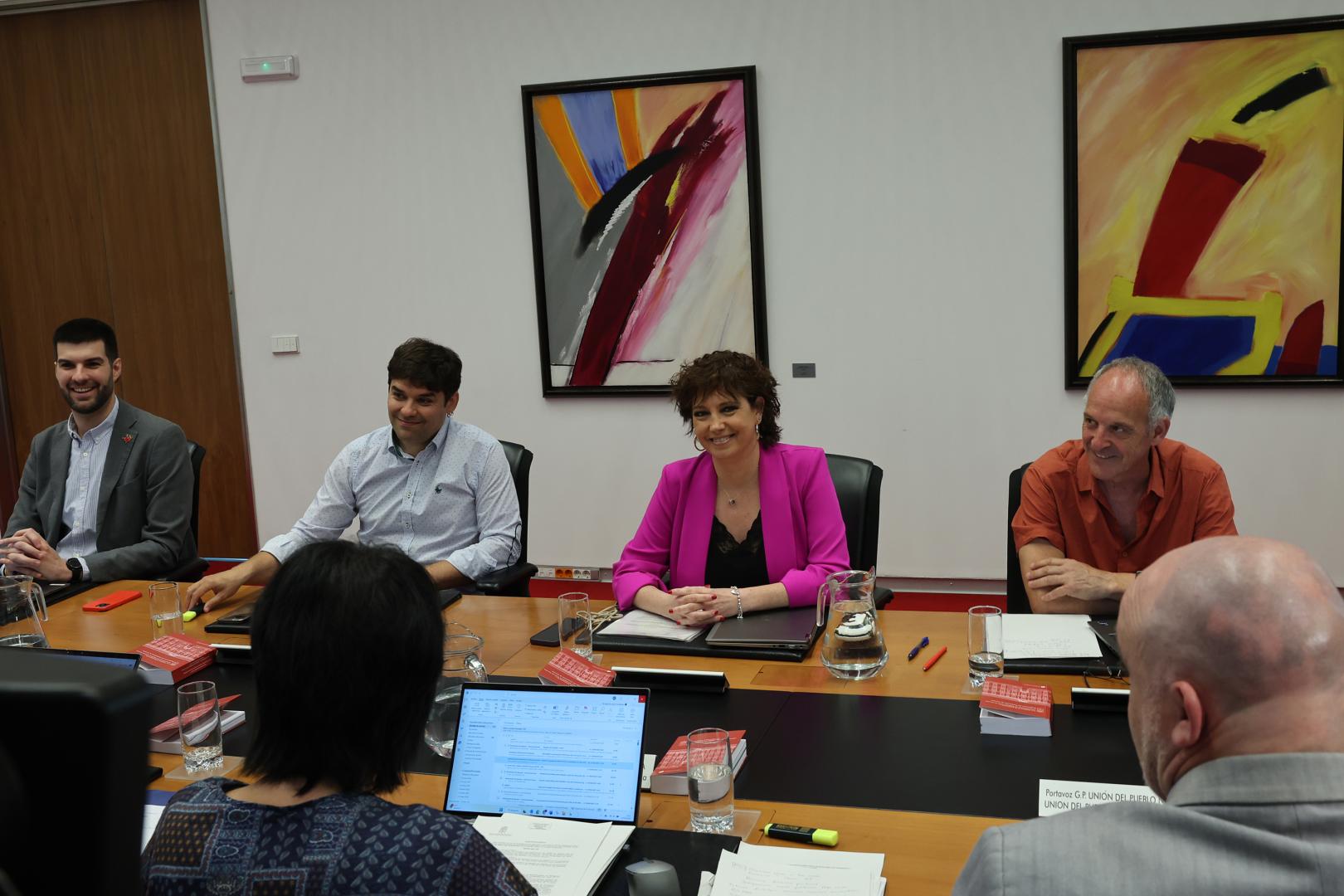 Ainhoa Unzu, nueva portavoz parlamentaria del PSN, sentada entre Adolfo Araiz ( a su izquierda) y Pablo Azcona (Geroa Bai) y Carlos Guzán (Contigo Navarra).