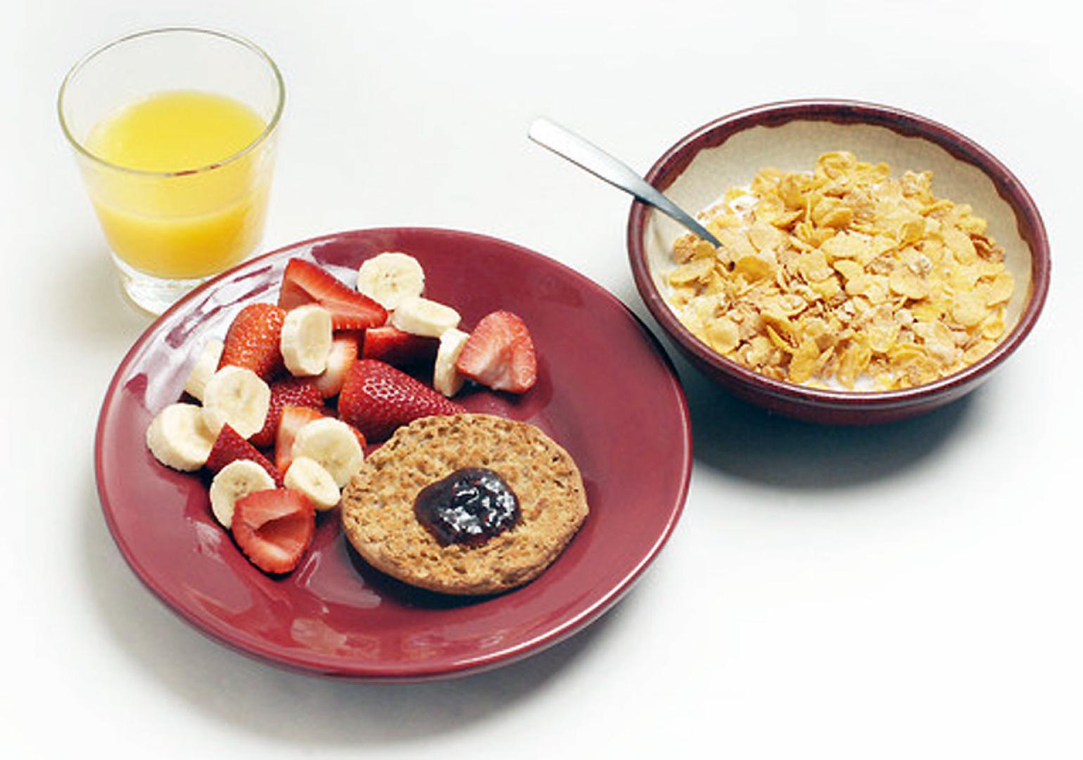 Desayuno saludable: fruta, tostada de pan y cereales con leche