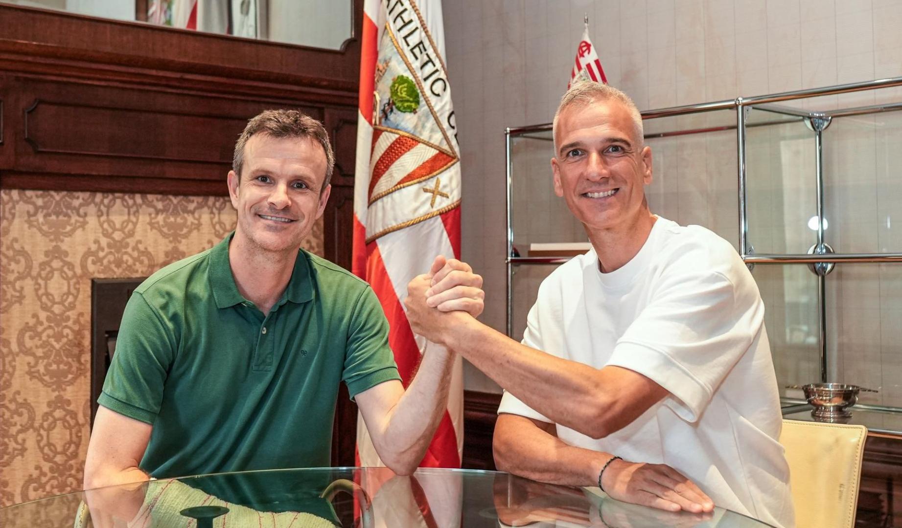 El presidente del Athletic Club, Jon Uriarte, junto al nuevo entrenador del Athletic Club femenino, Javi Lerga