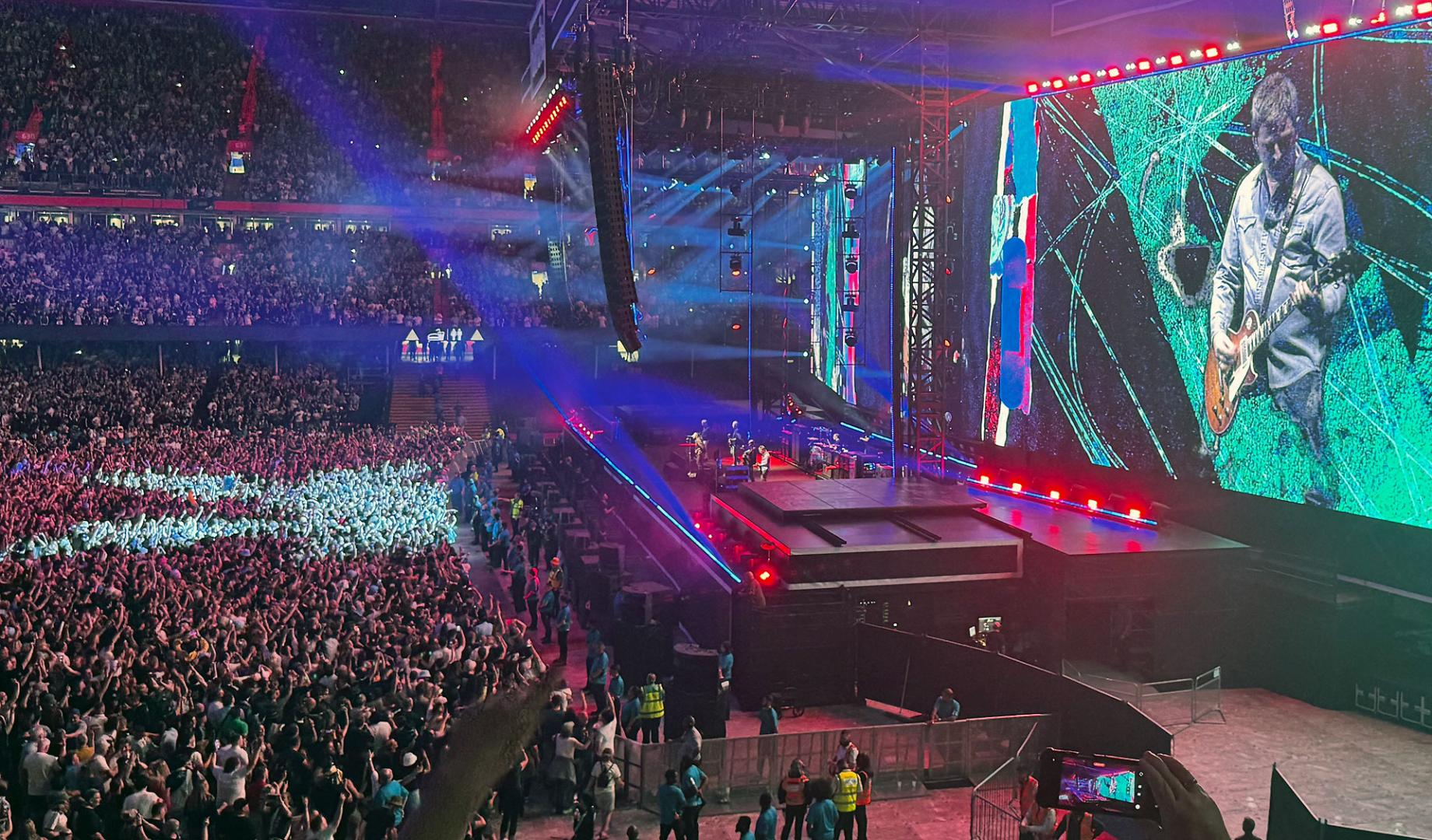 Los hermanos Liam y Noel Gallagher ofrecieron su primer concierto desde 2009 ante 75.000 espectadores en la ciudad galesa de Cardiff