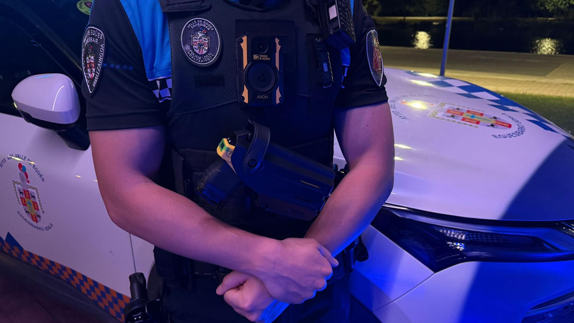 Imagen de un policía local de Egüés con una pistola táser