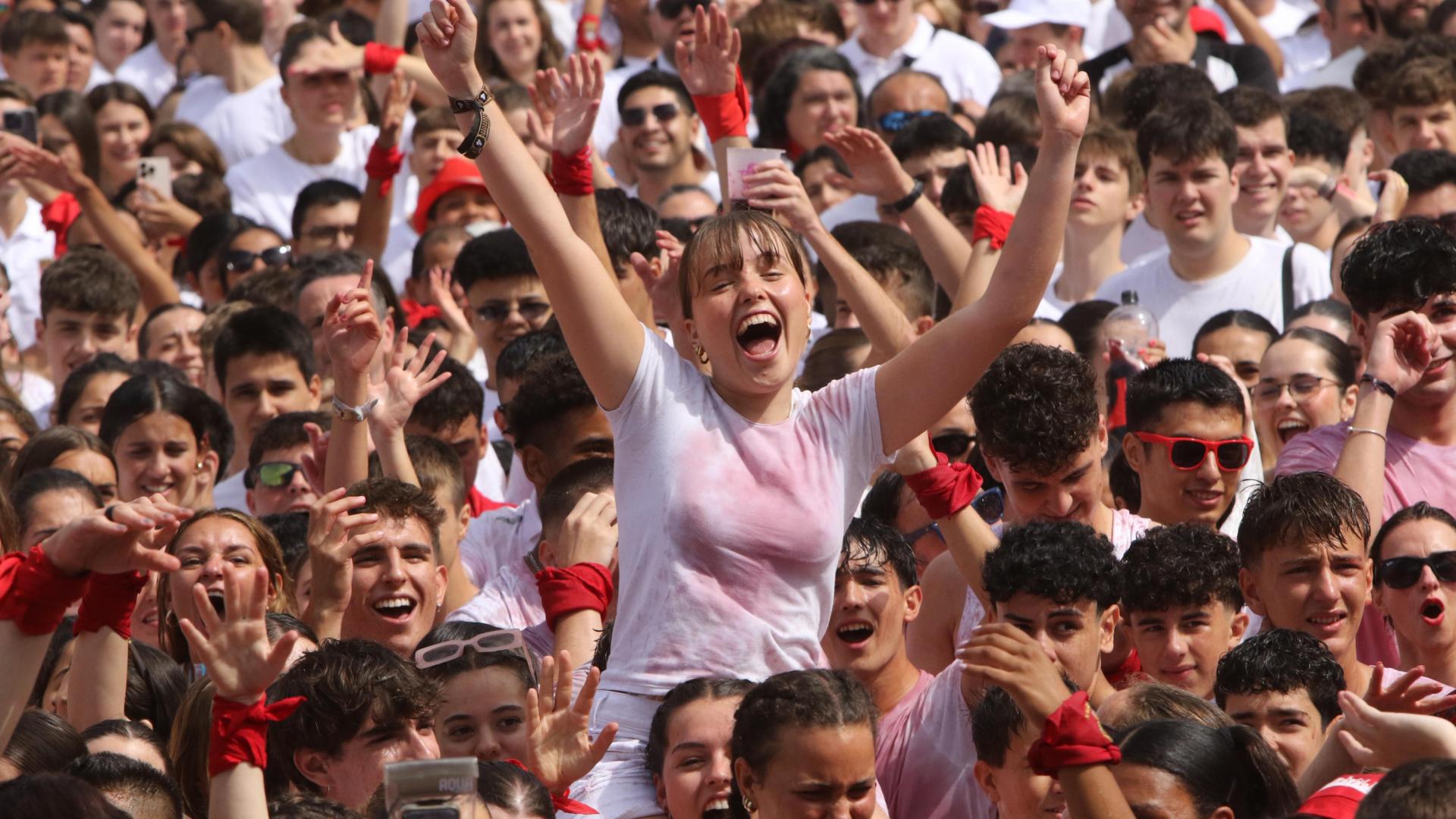 Vídeo de la plaza del Castillo de Pamplona antes del chupinazo de San Fermín 2025