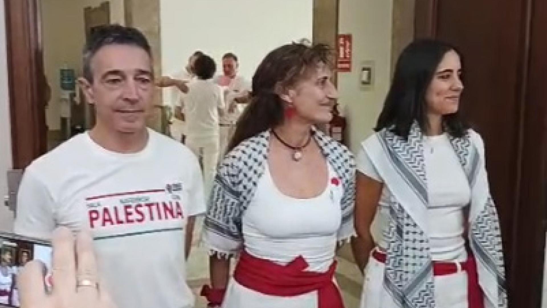 Lidón Soriano Segarra, Eduardo Ibero Albo y Dyna Kharrat Juanbeltz, encargados de prender la mecha en nombre de Yala Nafarroa, ya están en la Casa Consistorial.
