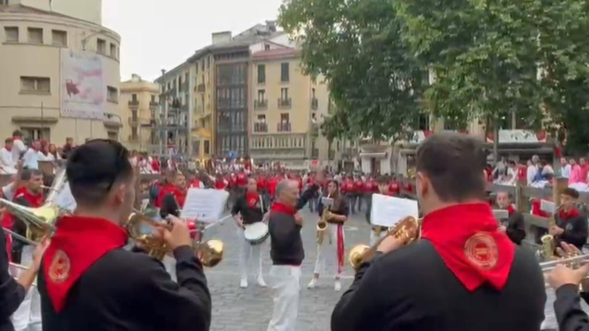 Una banda ameniza la espera una hora antes de que empiece el primer encierro