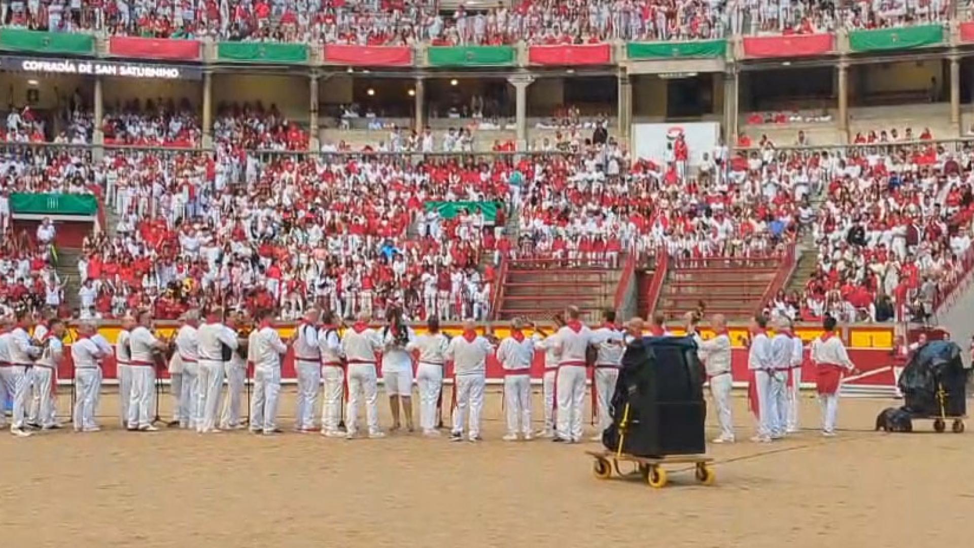 Entra Cristina Ramos a cantar con la Cofradía de San Saturnino.