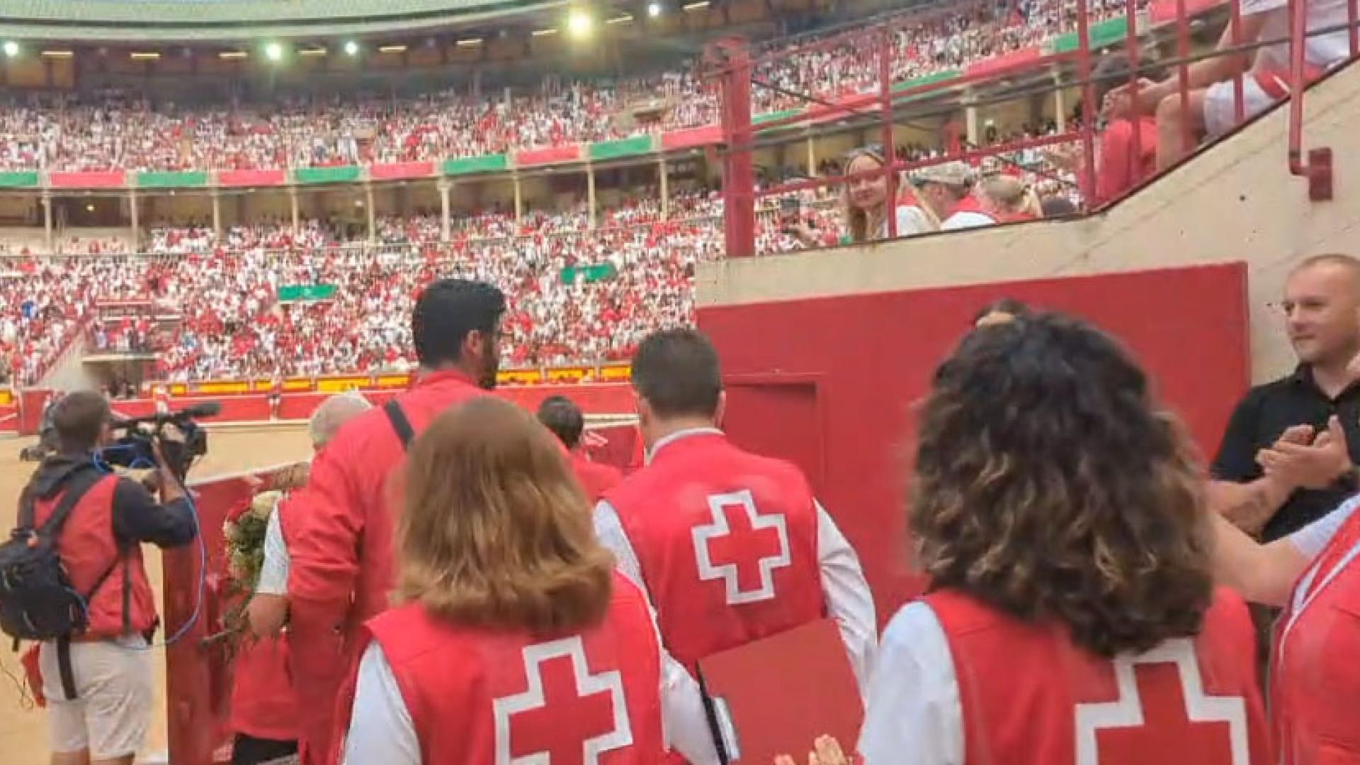 Aplausos para el personal de Cruz Roja, que van a situarse en sus puestos.