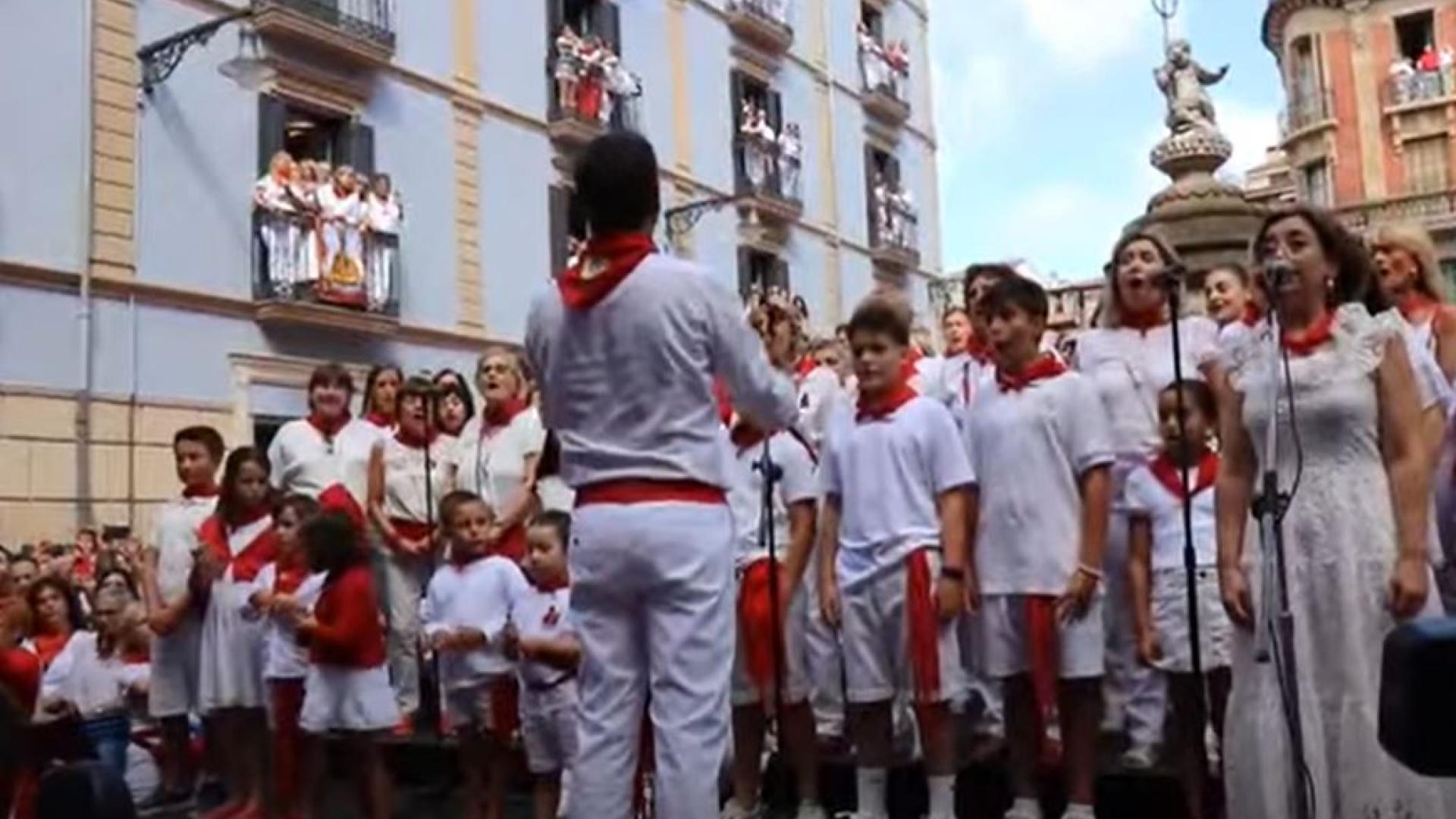 Vídeo: Jota a San Fermín por la coral de Santiago en la plaza del Consejo