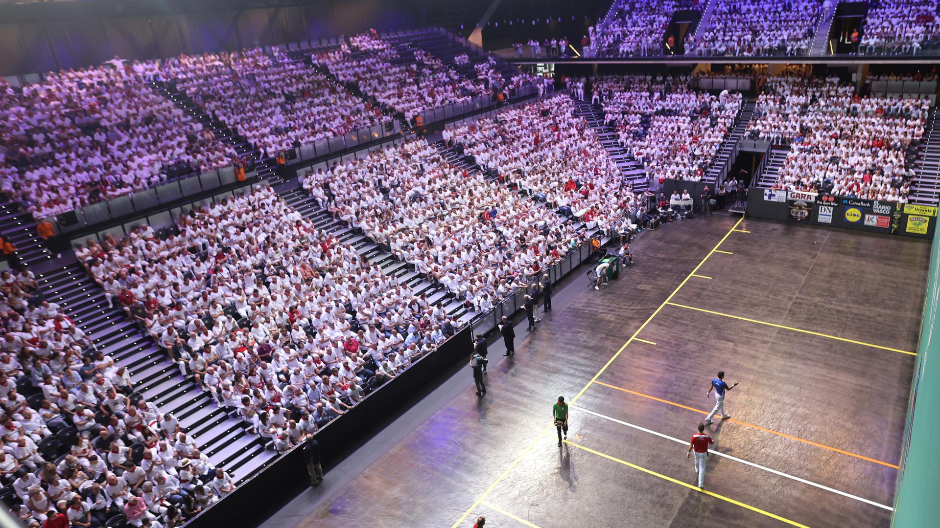 Panorámica del Navarra Arena en la final de la Jaula.