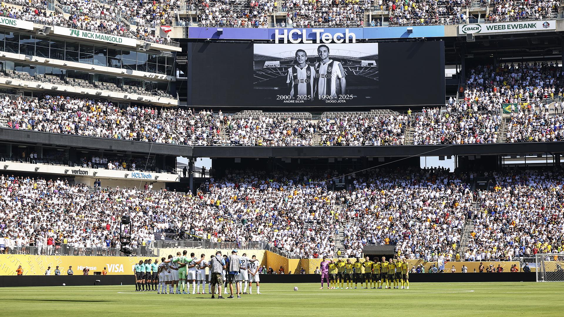 Los jugadores del Real Madrid y del Borussia Dortmund guardan un minuto de silencio antes del inicio del choque de cuartos de final del Mundial de Clubes /