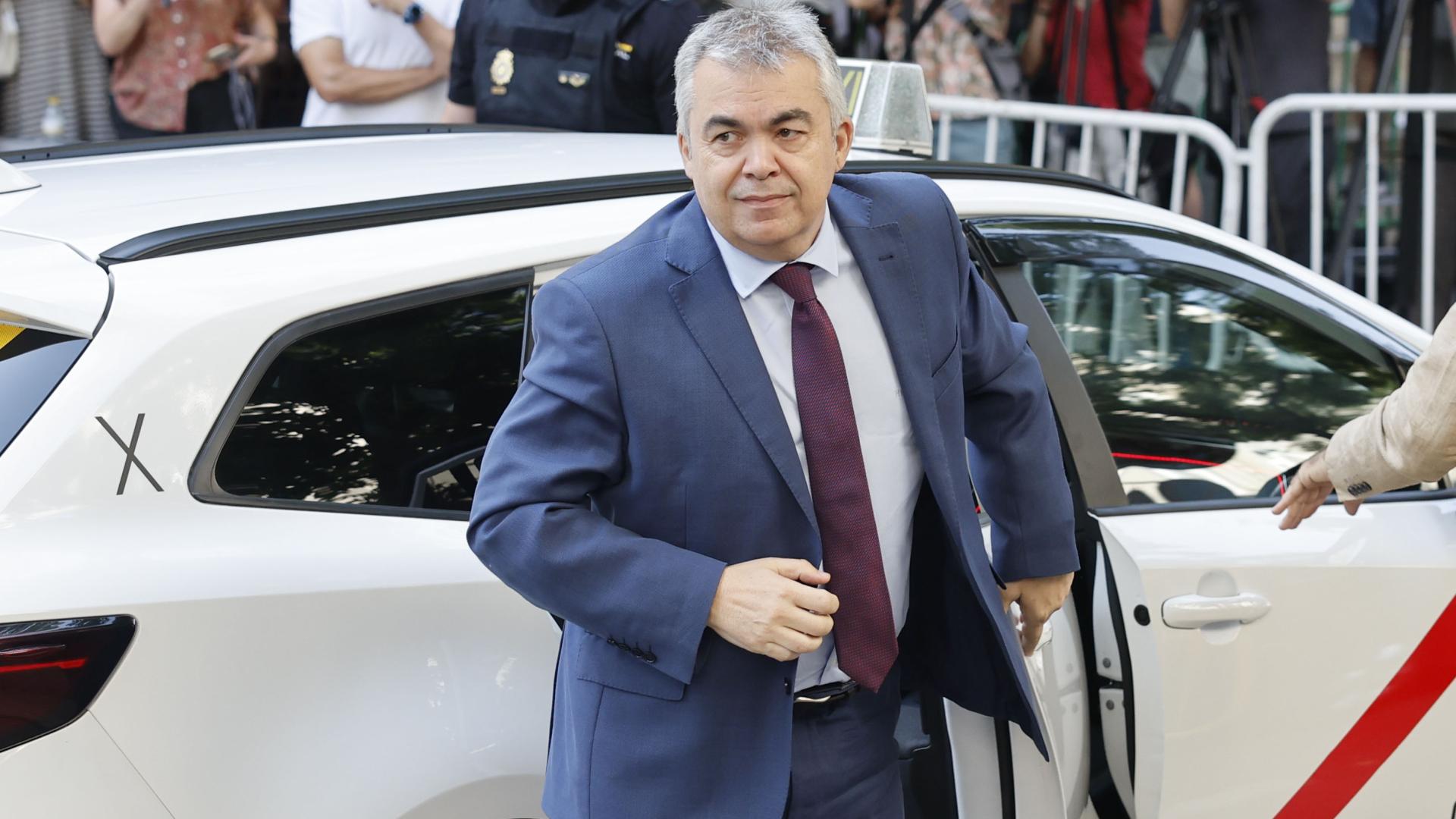 Santos Cerdán baja de un taxi para entrar en el Tribunal Supremo el pasado 30 de junio