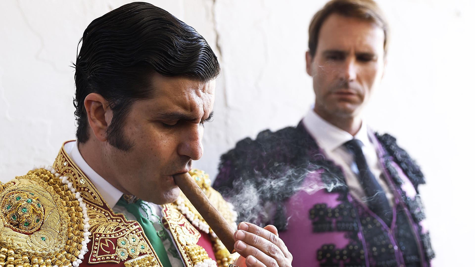 Morante prendiendo un puro /