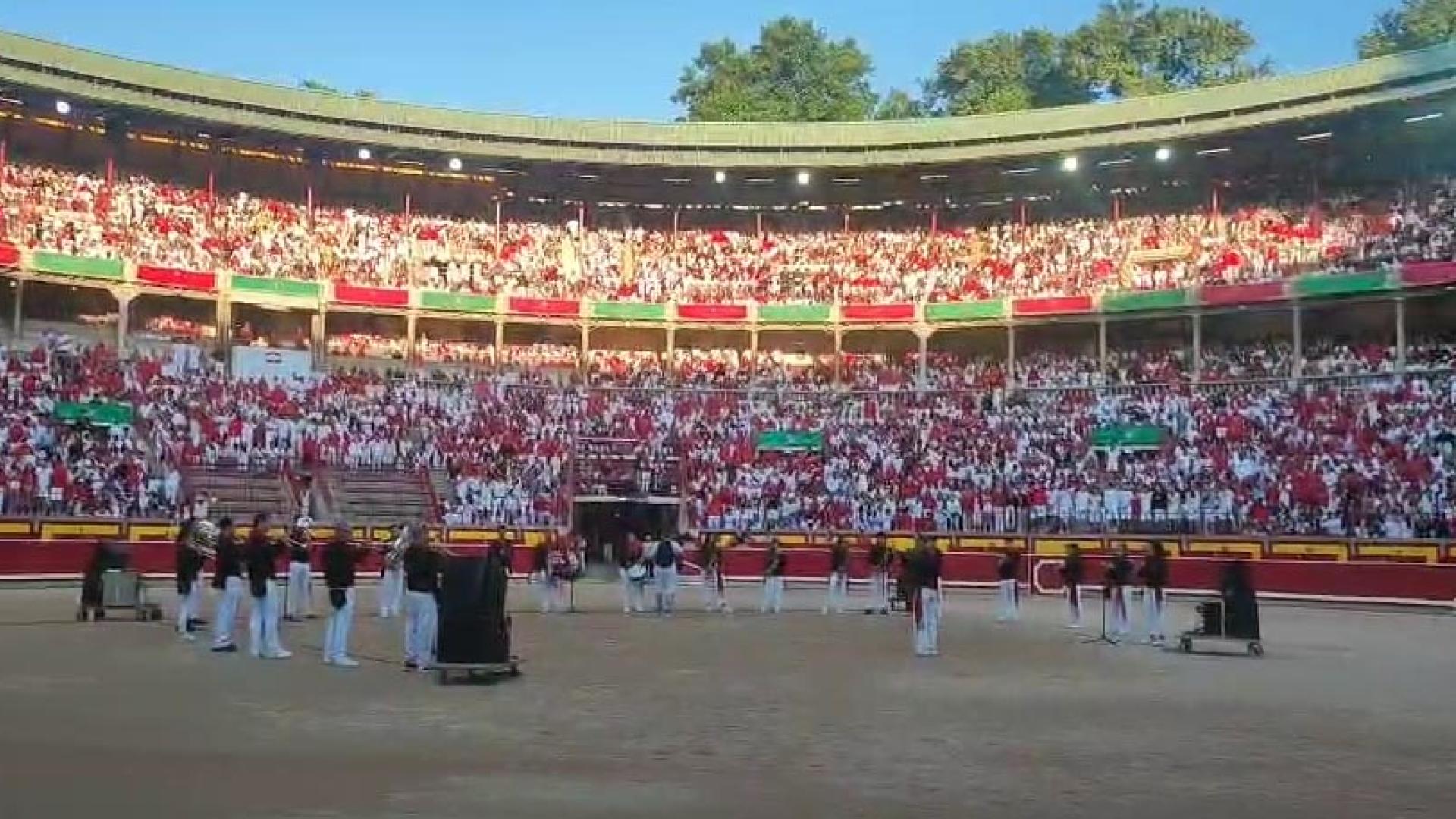 La plaza entona 'No te vayas de Navarra'...